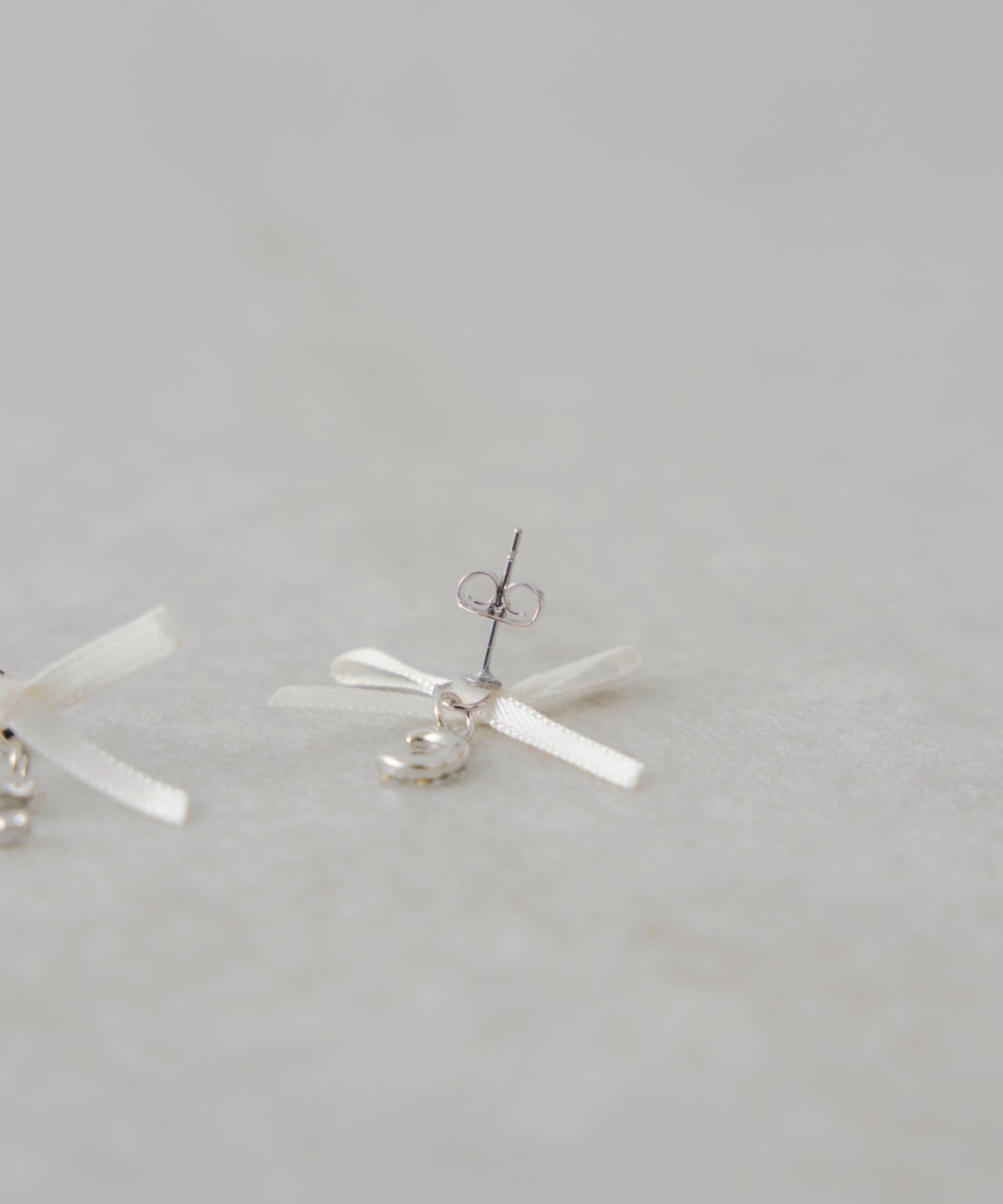 Chico(チコ) ビジューロゴリボンピアス