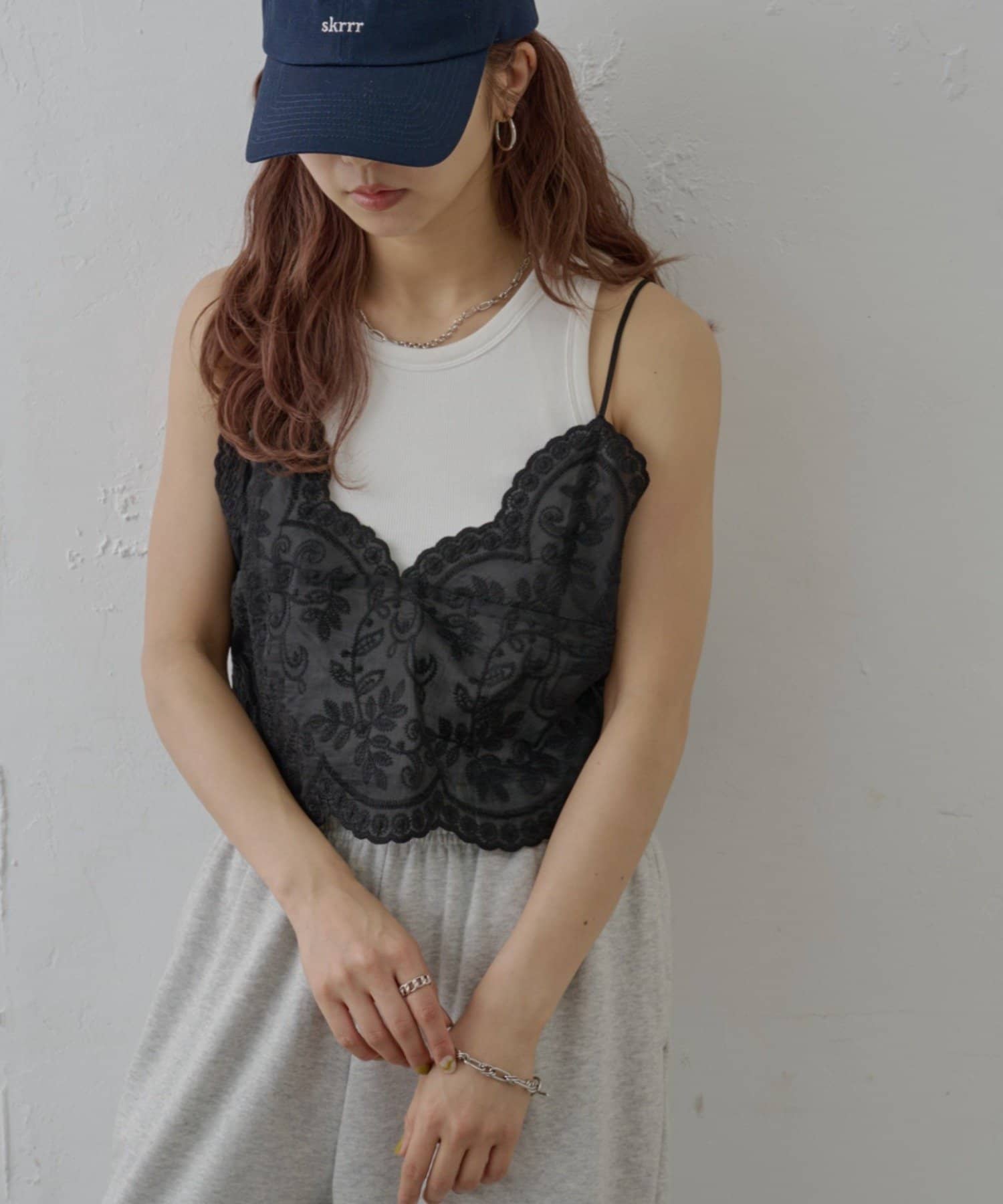 COLONY 2139(コロニー トゥーワンスリーナイン) 【WEB限定】スカラップ刺繍レースキャミソール