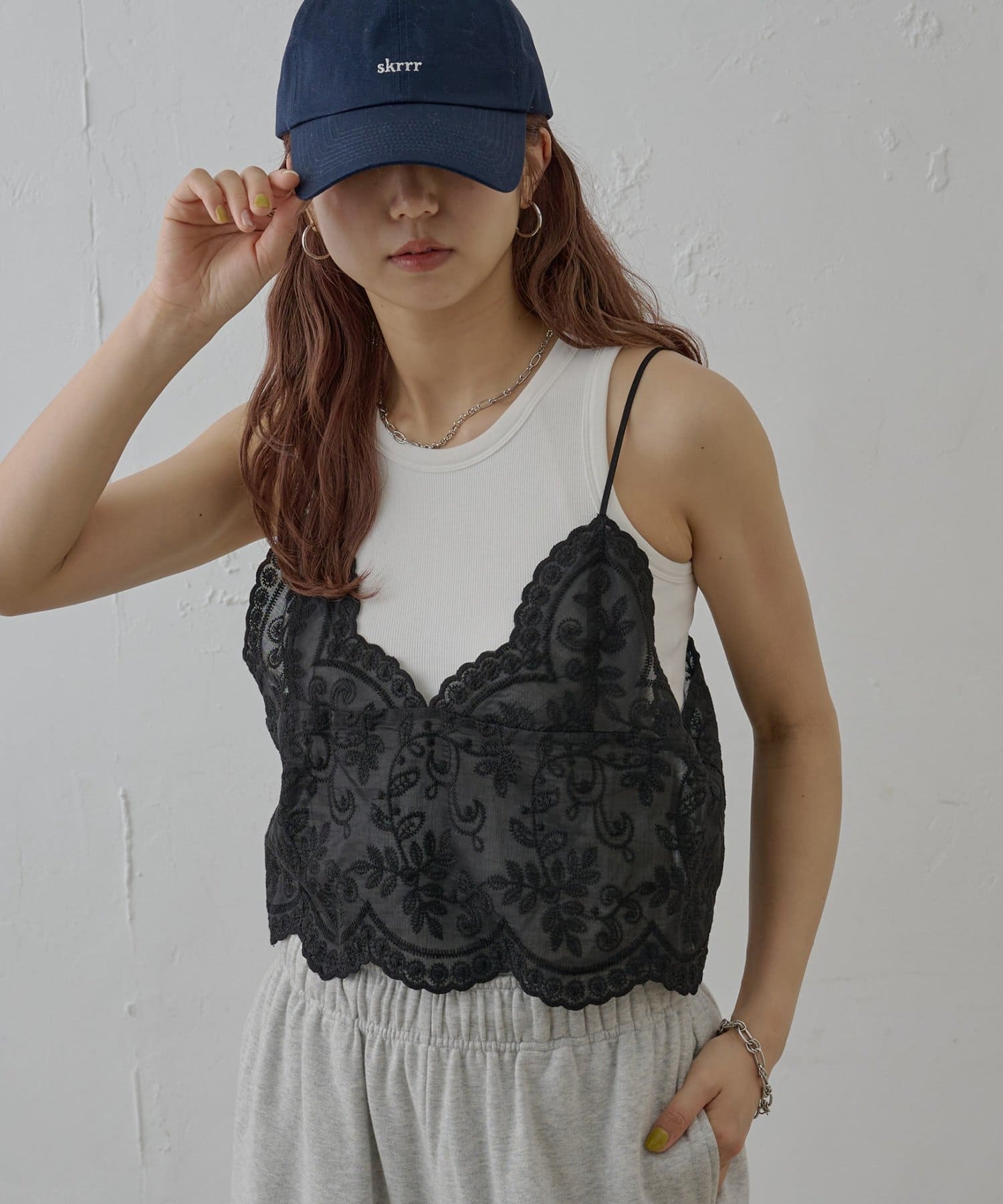 COLONY 2139(コロニー トゥーワンスリーナイン) 【WEB限定】スカラップ刺繍レースキャミソール