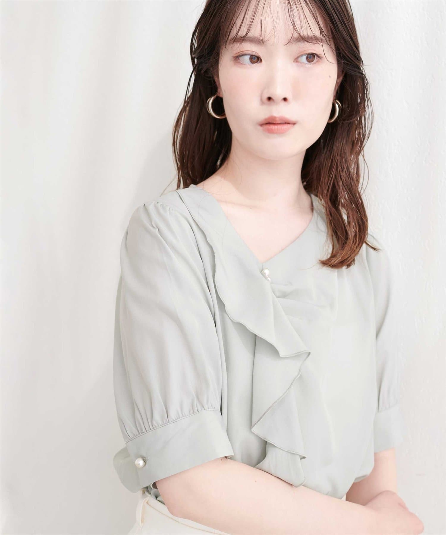 natural couture(ナチュラルクチュール) アシメフリルパール付きブラウス