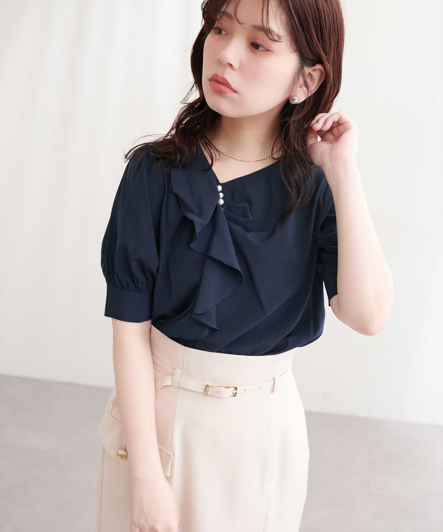 natural couture(ナチュラルクチュール) アシメフリルパール付きブラウス