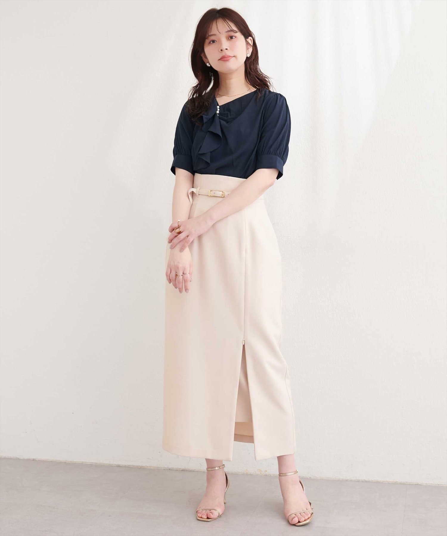 natural couture(ナチュラルクチュール) アシメフリルパール付きブラウス