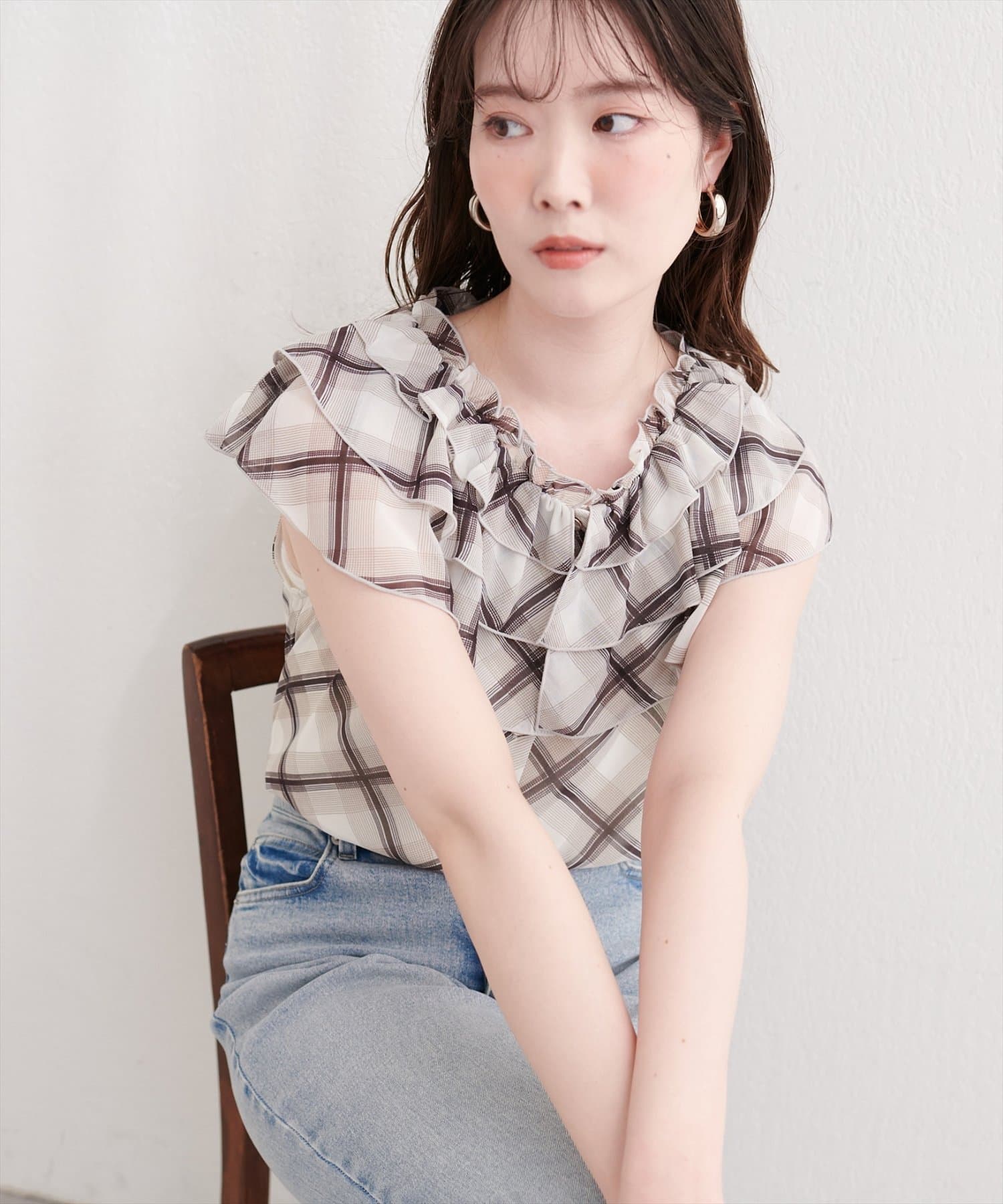 natural couture(ナチュラルクチュール) フリルカラーノースリブラウス