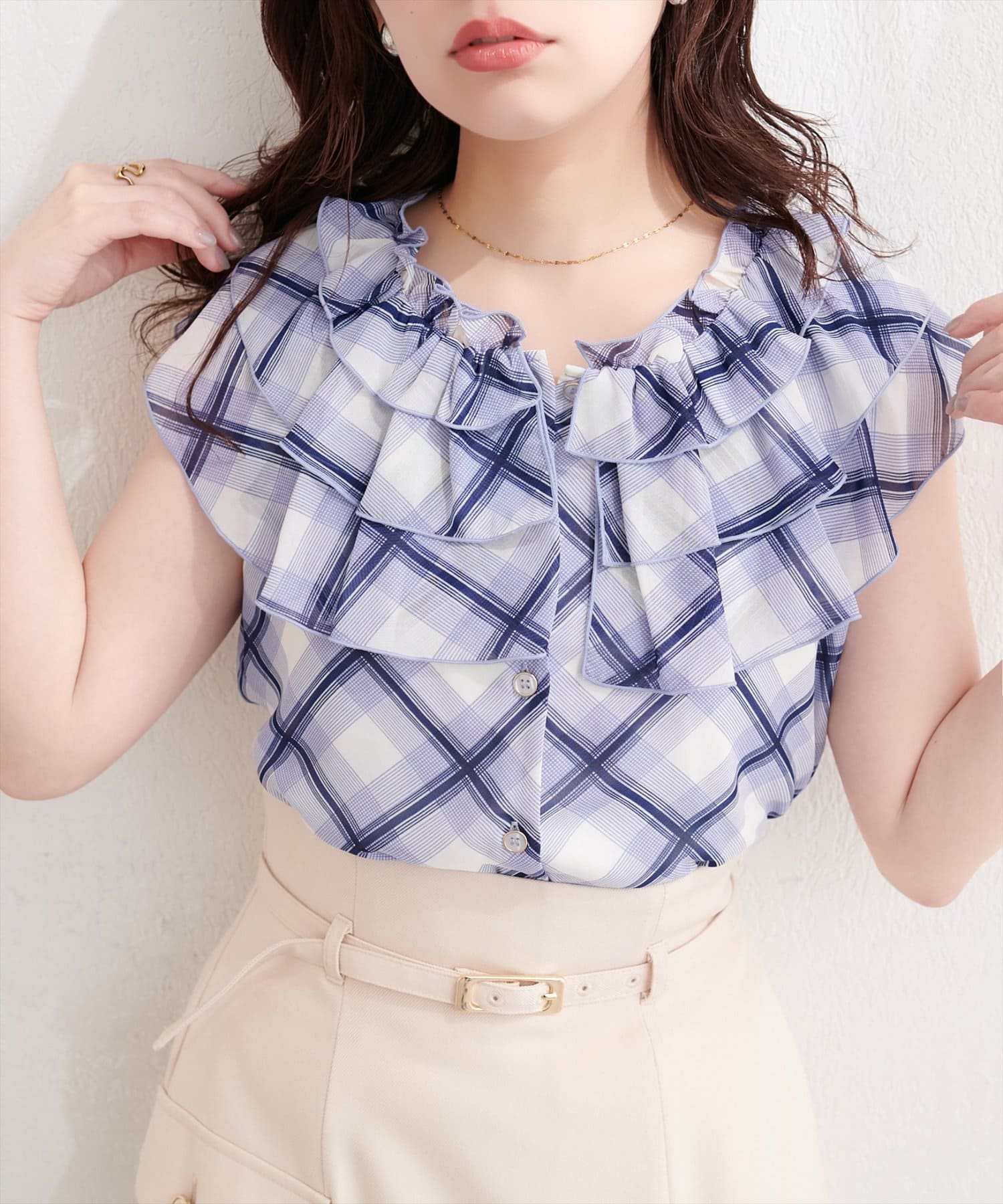 natural couture(ナチュラルクチュール) フリルカラーノースリブラウス