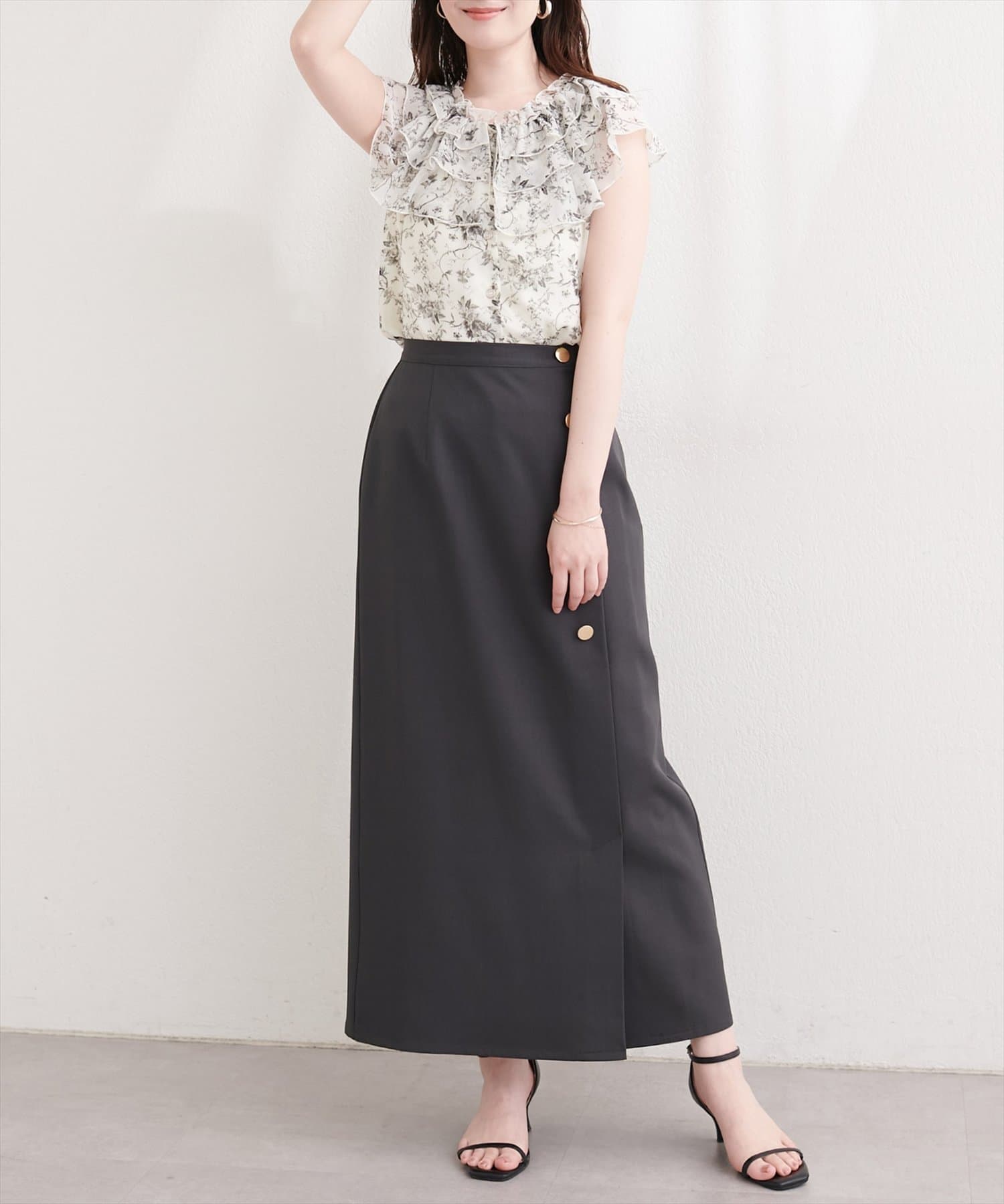 natural couture(ナチュラルクチュール) フリルカラーノースリブラウス