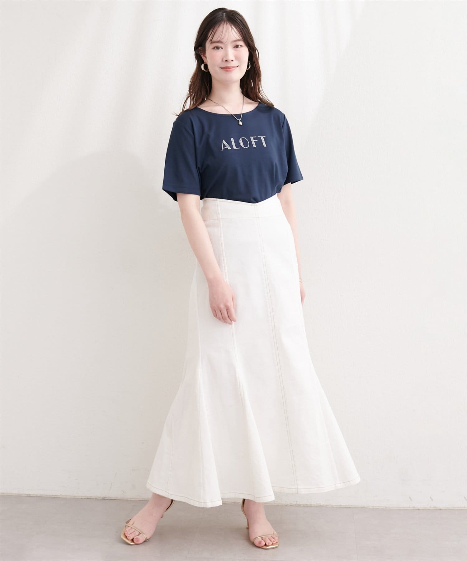 natural couture(ナチュラルクチュール) ラインストーンロゴ半袖Ｔシャツ