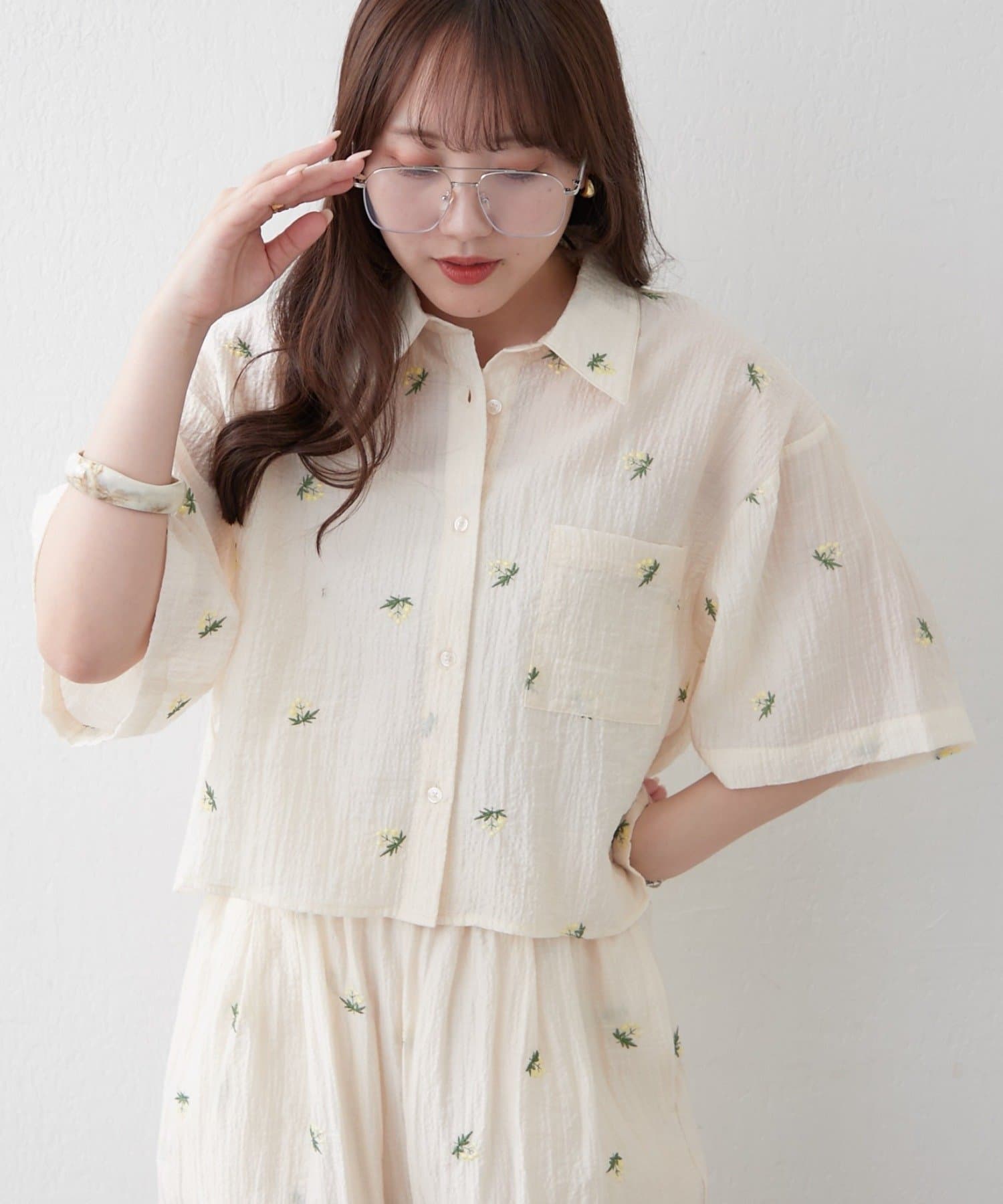 Remind me and forever(リマインドミーアンドフォーエバー) 【セットアップ対応】フラワー刺繍ショート丈ブラウス