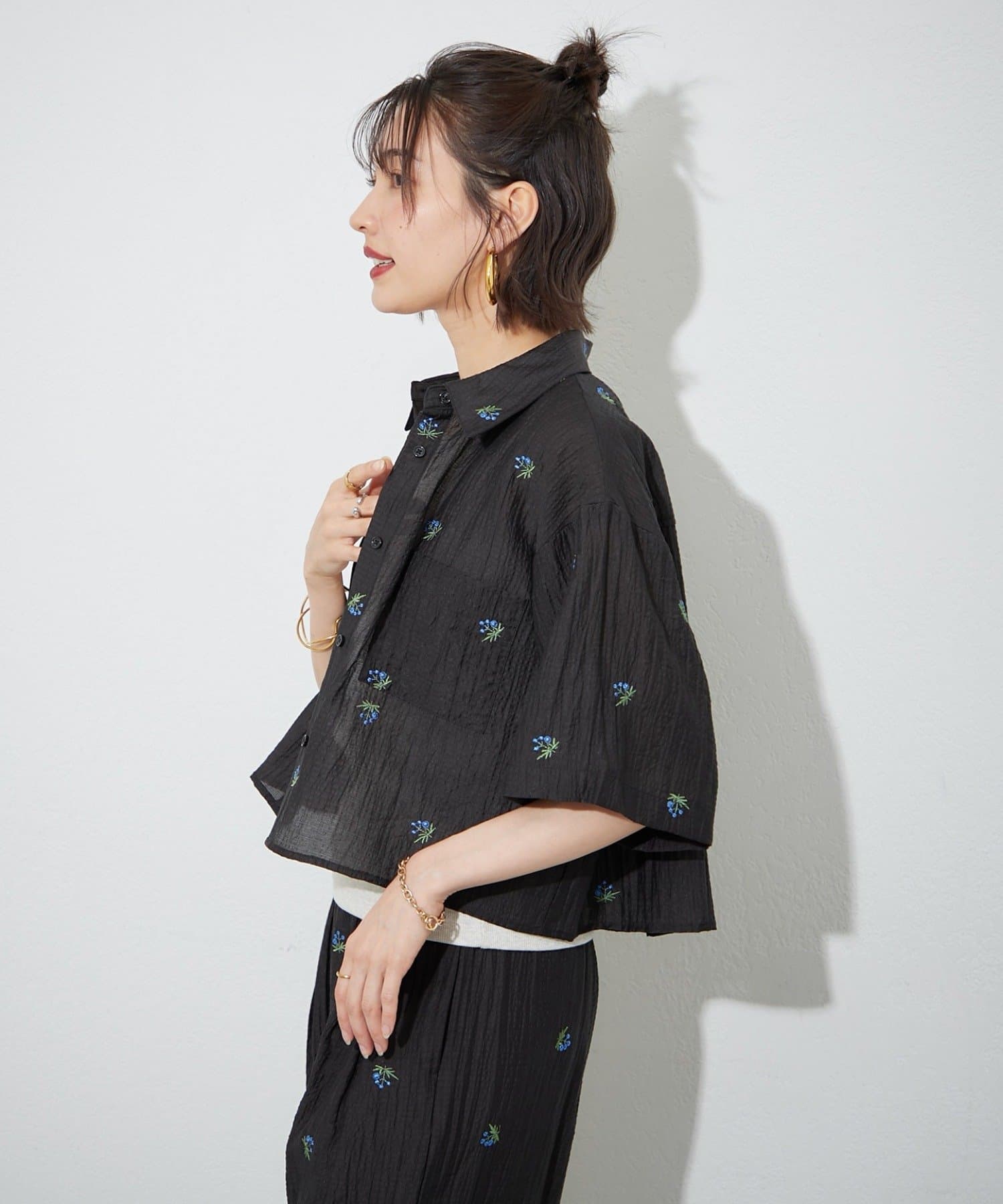 Remind me and forever(リマインドミーアンドフォーエバー) 【セットアップ対応】フラワー刺繍ショート丈ブラウス