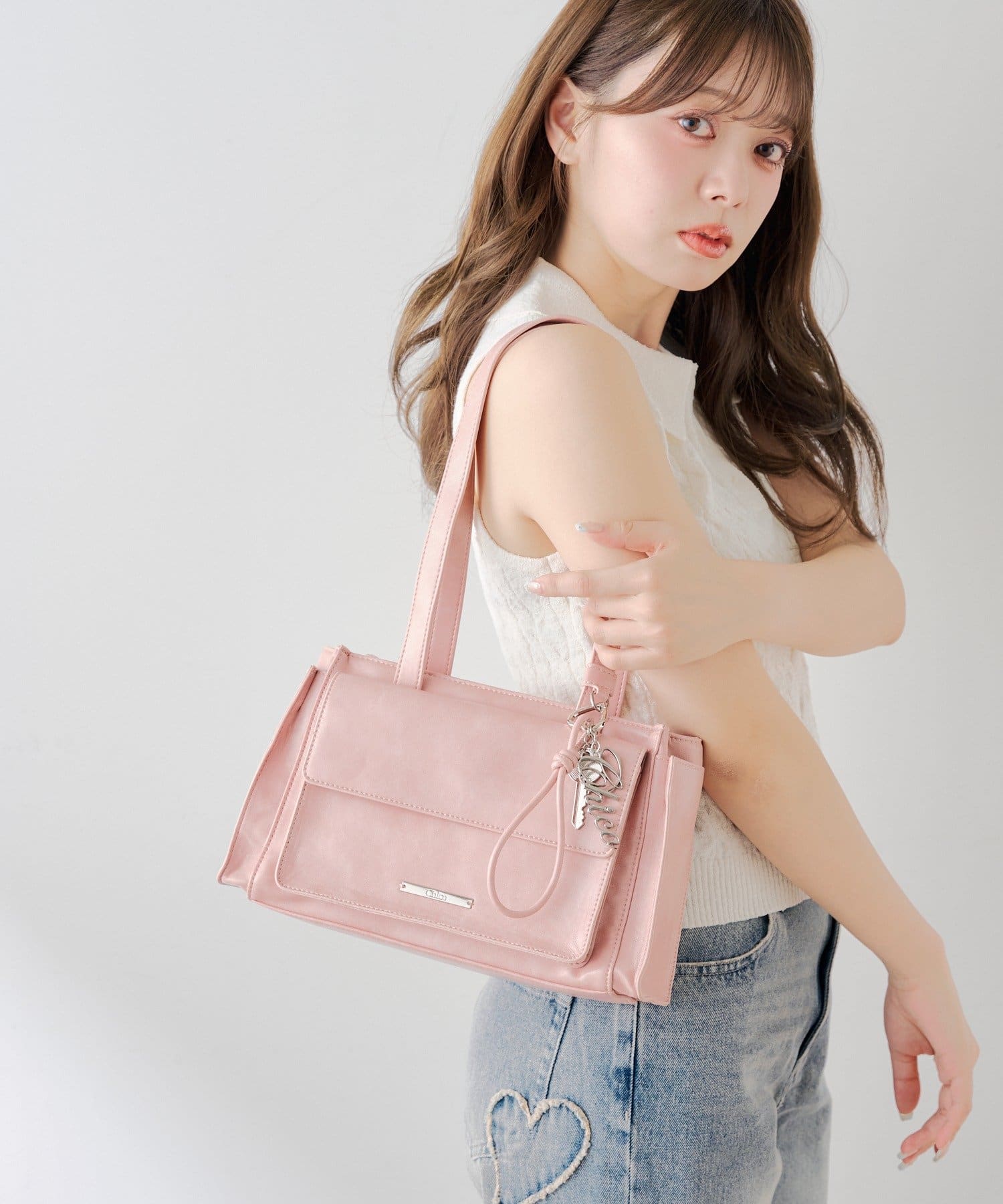 Chico(チコ) キーチャームフラップデザインボストンバッグ