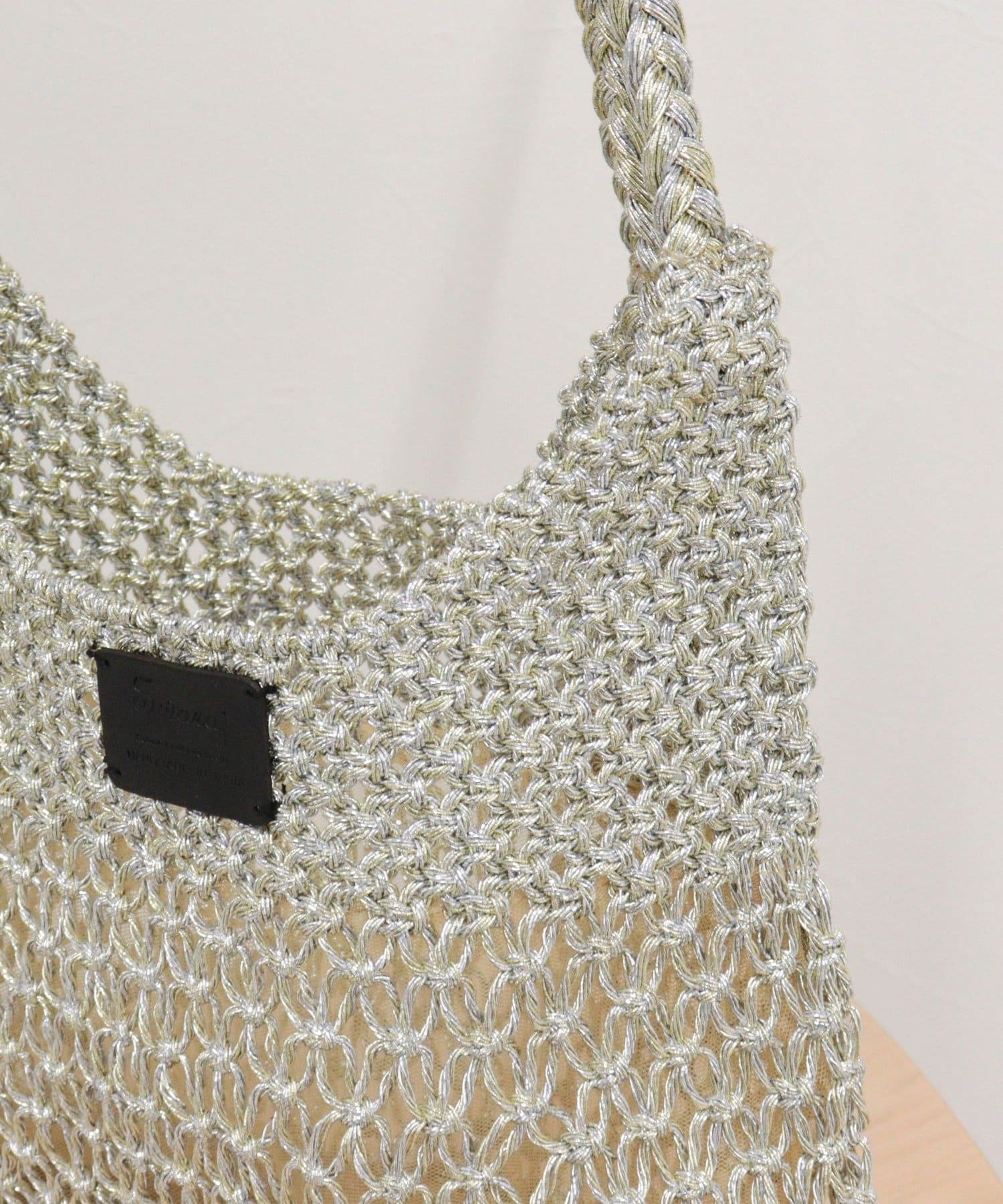 FREDY & GLOSTER(フレディ アンド グロスター) 手編みメタリックマクラメロングハンドルバッグ