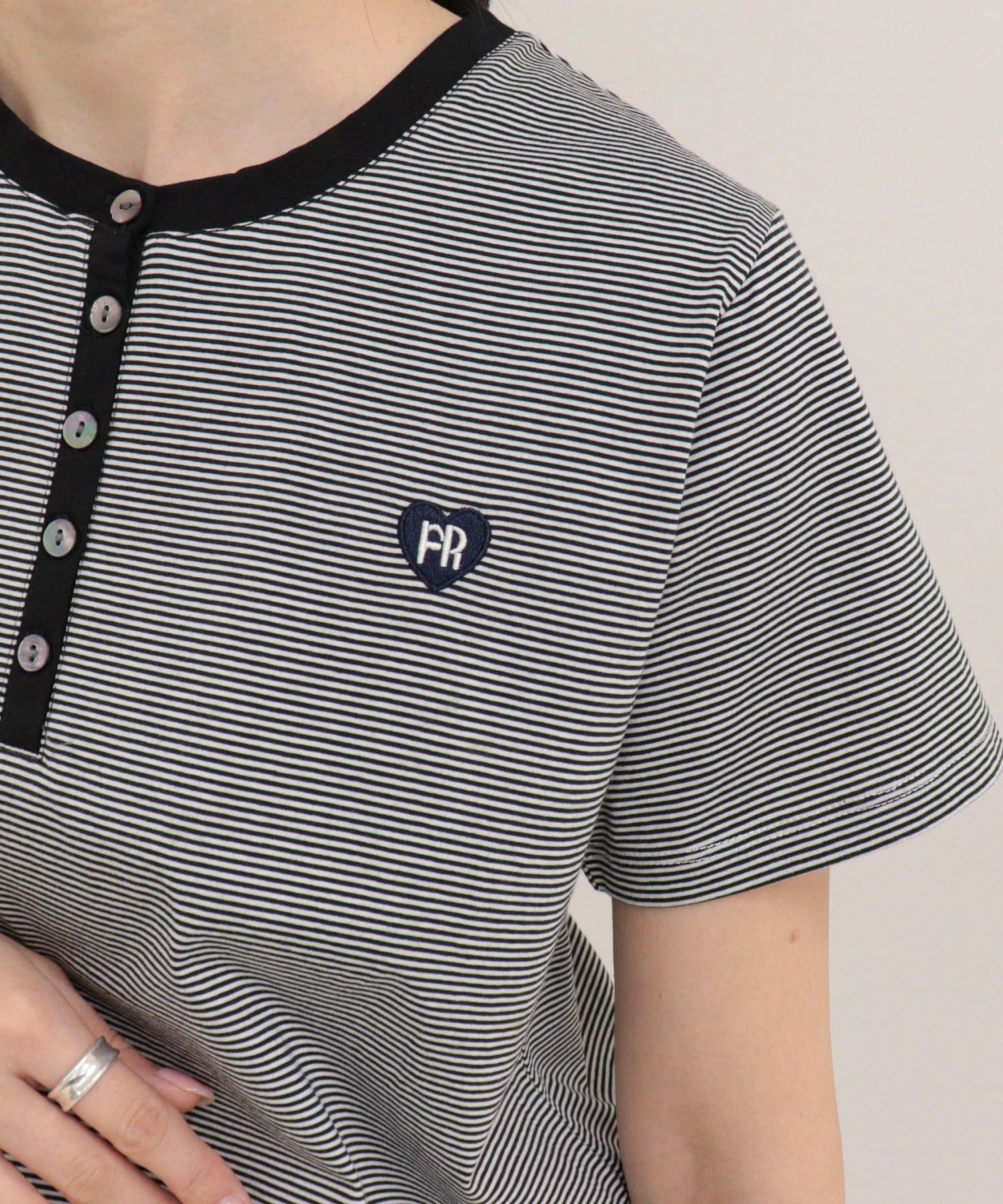 FREDY & GLOSTER(フレディ アンド グロスター) 【昨年大人気！待望の再登場】ハートFR刺しゅうヘンリーネックTシャツ