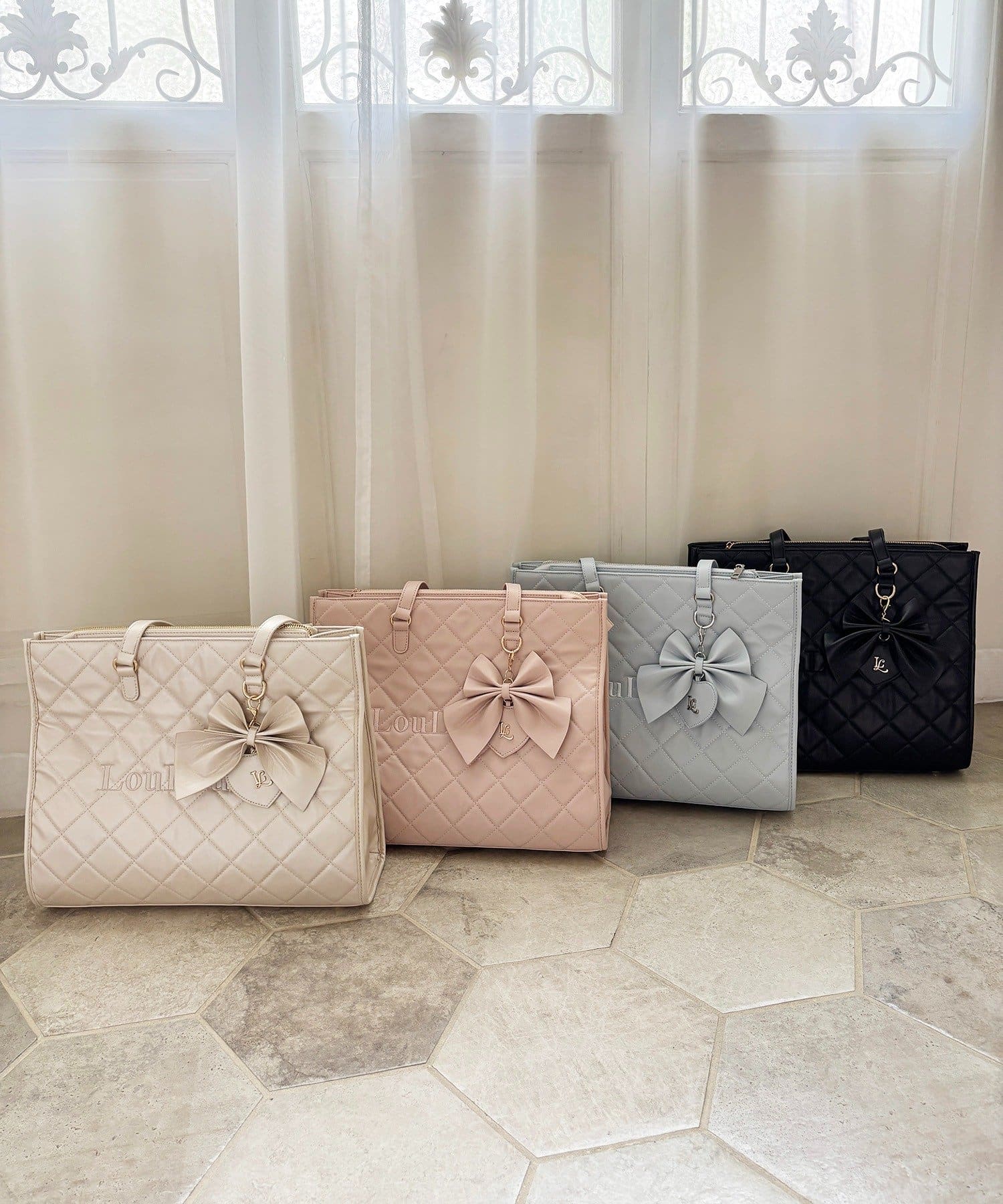 one after another NICE CLAUP(ワンアフターアナザー ナイスクラップ) 【LouLoumei】リボンチャーム付き刺繍ロゴキルティングキャリーオントート