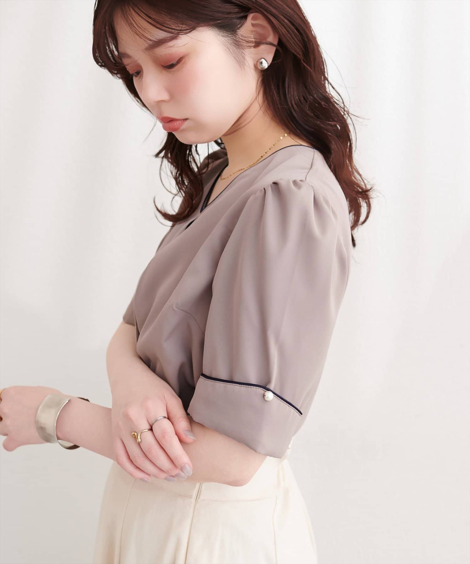 natural couture(ナチュラルクチュール) 〈osono〉三角カフス配色Vネック