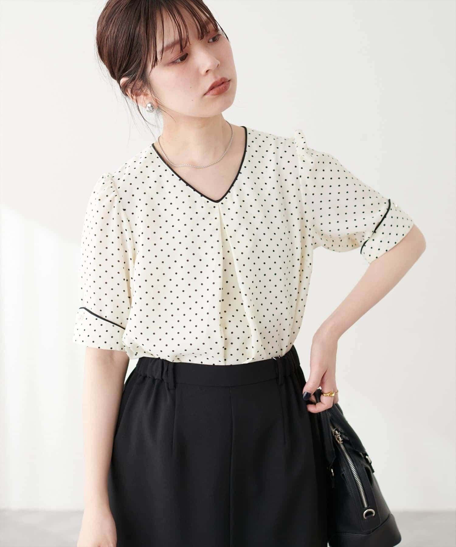 natural couture(ナチュラルクチュール) 〈osono〉三角カフス配色Vネック