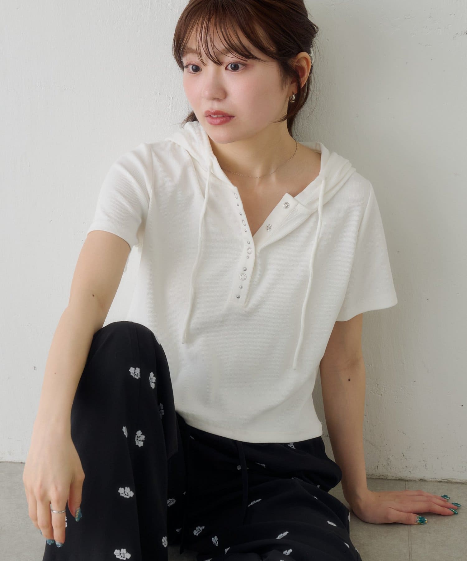 Kastane(カスタネ) 【5.1(金)12:00発売/WEB先行】スタッズフードTEE