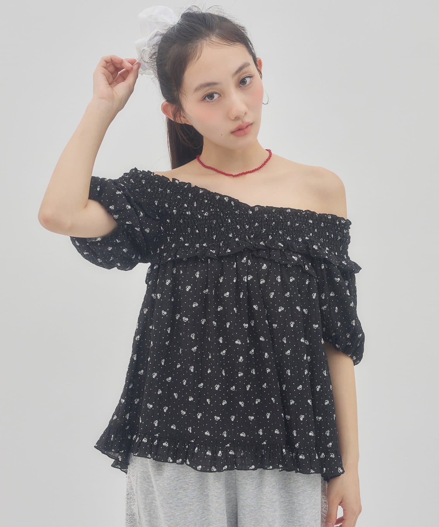DISCOAT(ディスコート) 【umm.】花柄シャーリングブラウス