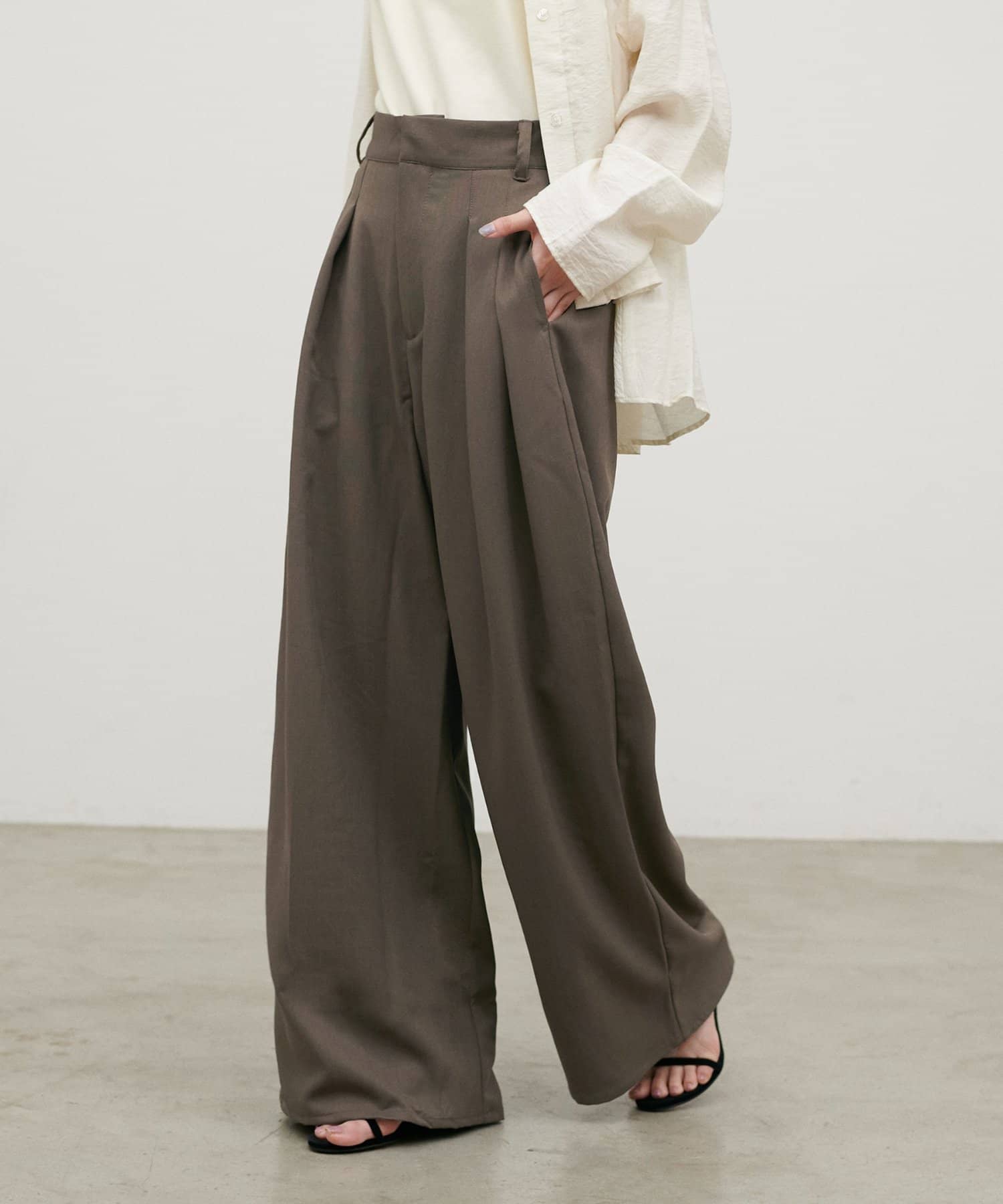LARUTA(ラルータ) タックワイドパンツ