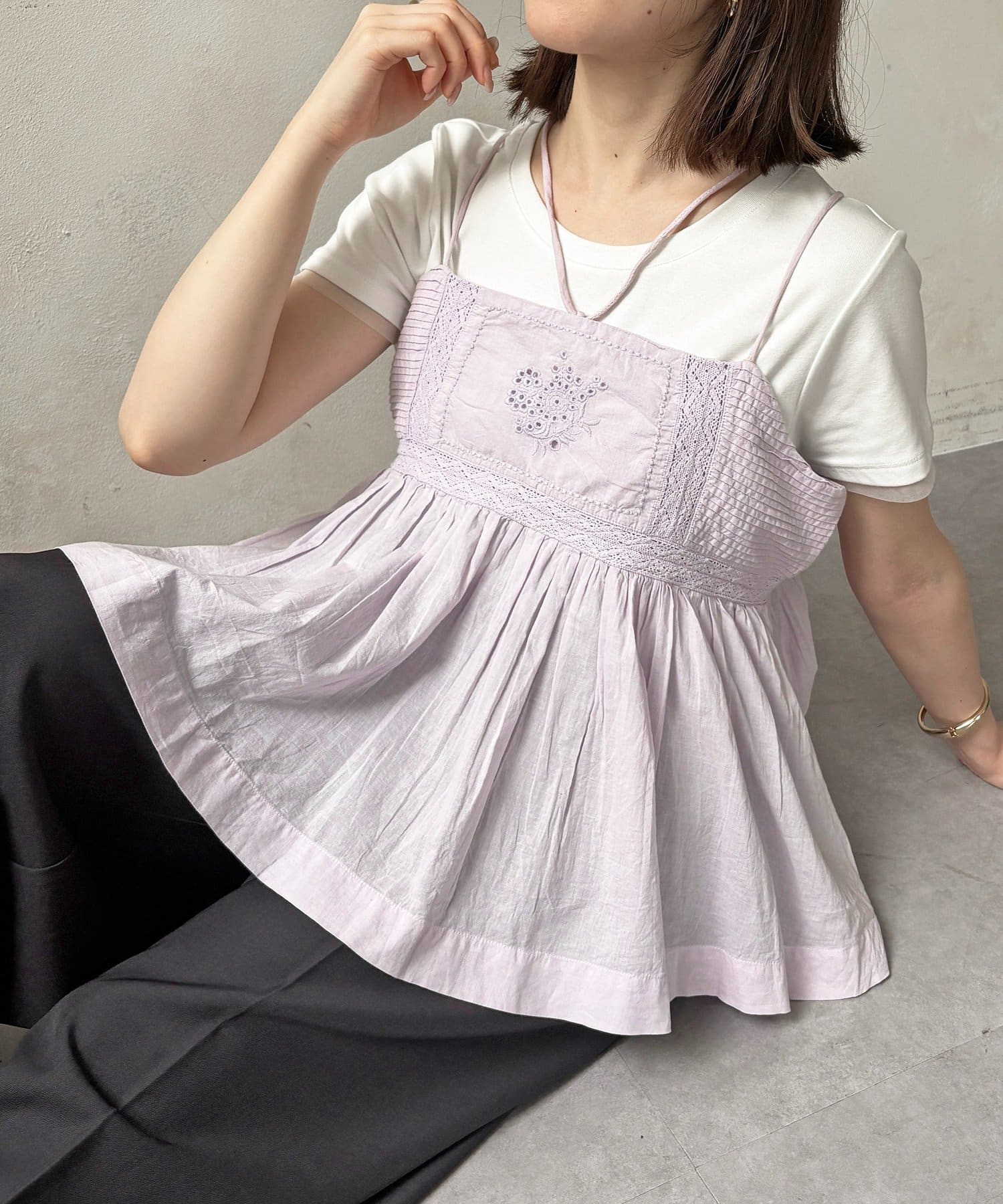 Thevon.(ゼヴォン) ピンタック刺繍レースキャミ