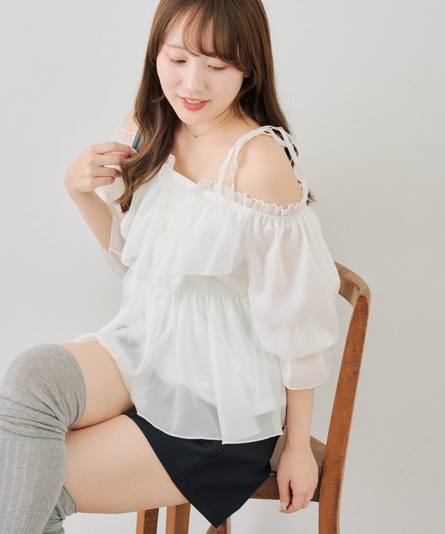 NICE CLAUP / OLIVE des OLIVE OUTLET(ナイスクラップ  / オリーブ デ オリーブ アウトレット) 【continuer】フロントフリルオフショルブラウス