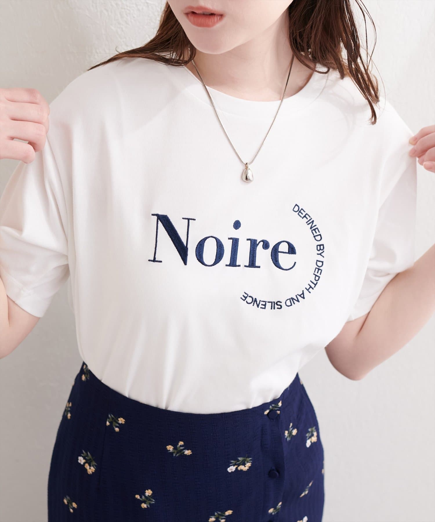 natural couture(ナチュラルクチュール) 〈サスティナ企画〉Noire刺繍ロゴＴシャツ