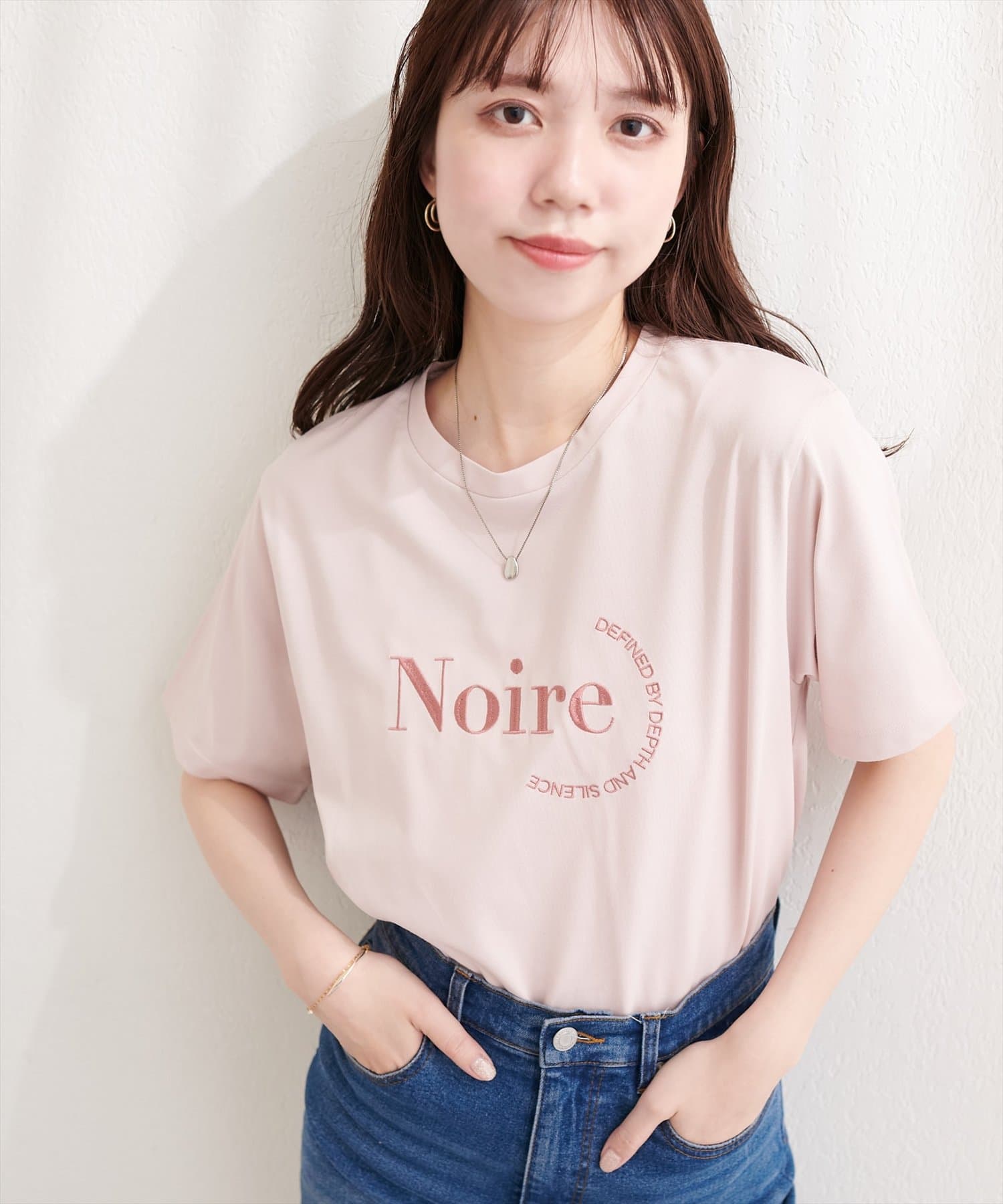 natural couture(ナチュラルクチュール) 〈サスティナ企画〉Noire刺繍ロゴＴシャツ
