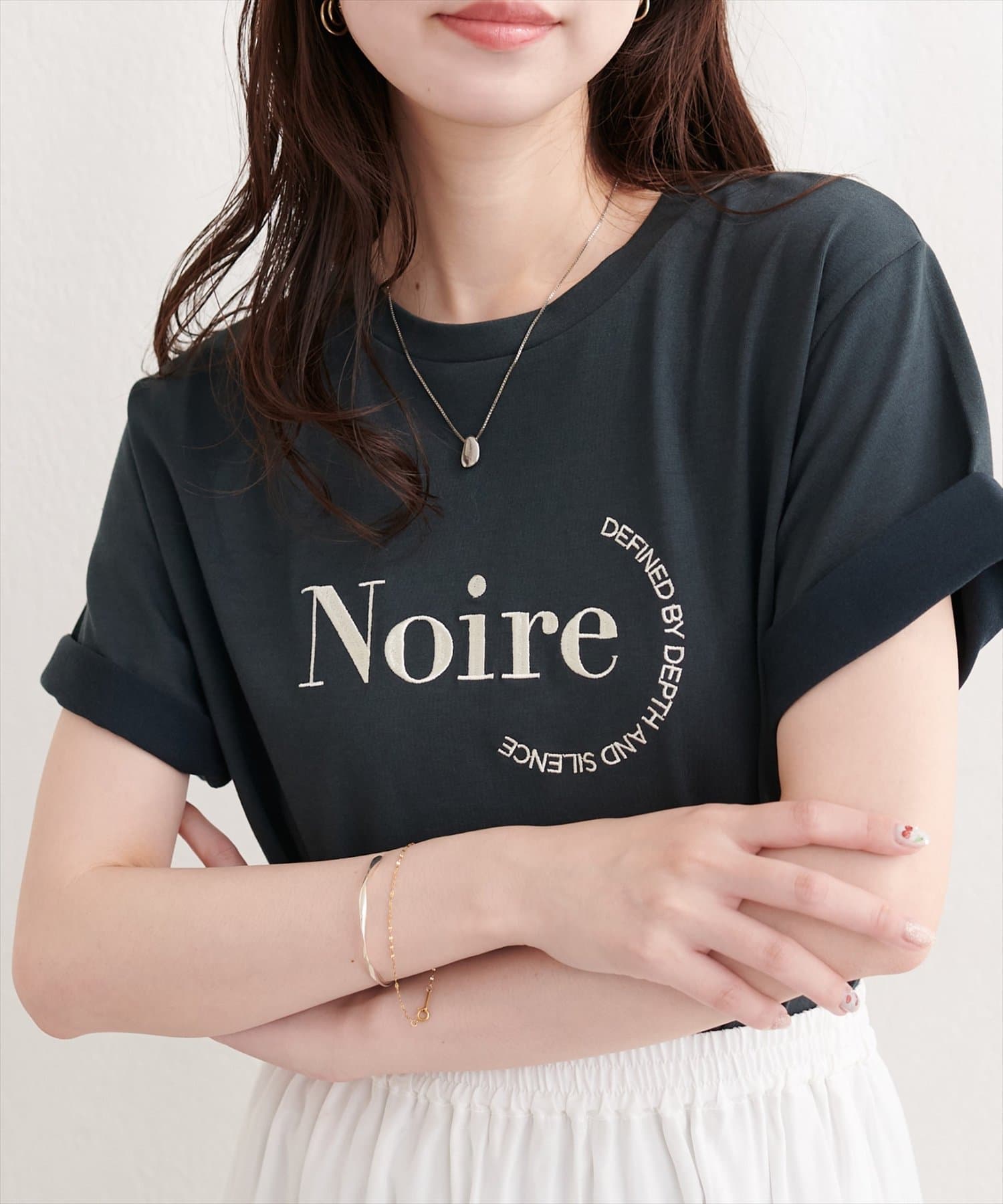 natural couture(ナチュラルクチュール) 〈サスティナ企画〉Noire刺繍ロゴＴシャツ