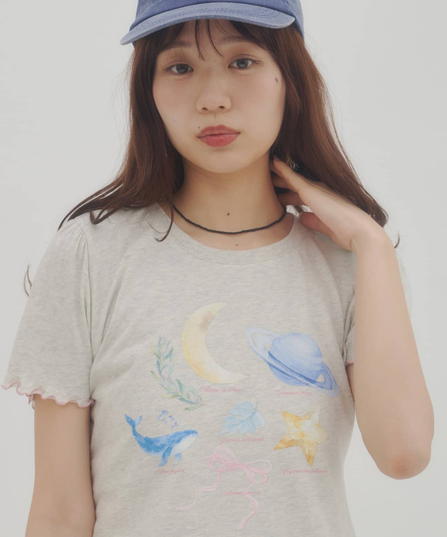 DISCOAT(ディスコート) 【umm.】肩ギャザーグラフィックTシャツ
