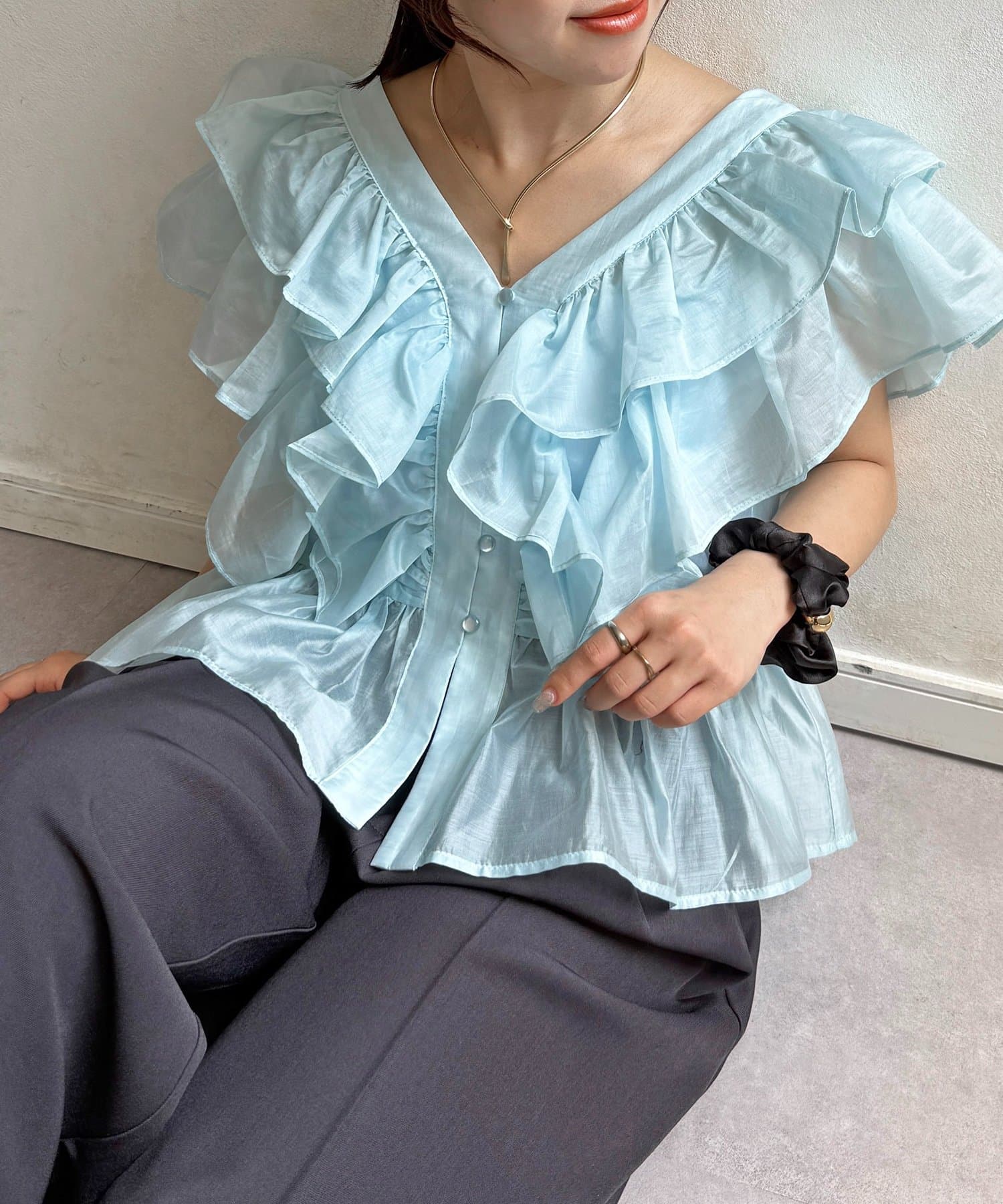 Thevon.(ゼヴォン) Vネックシアーフリルペプラムブラウス