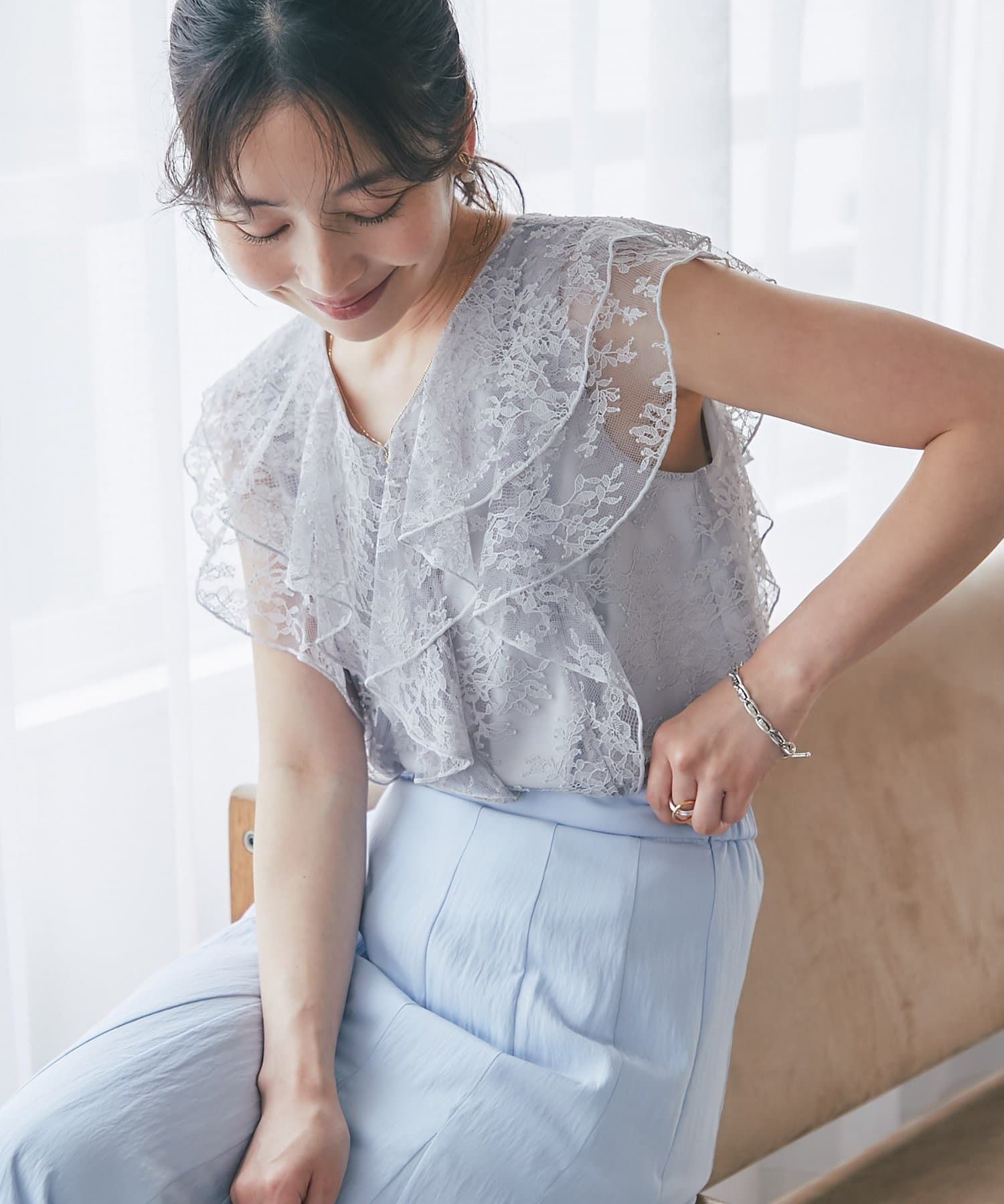 La boutique BonBon(ラブティックボンボン) レースラッフルフレアブラウス