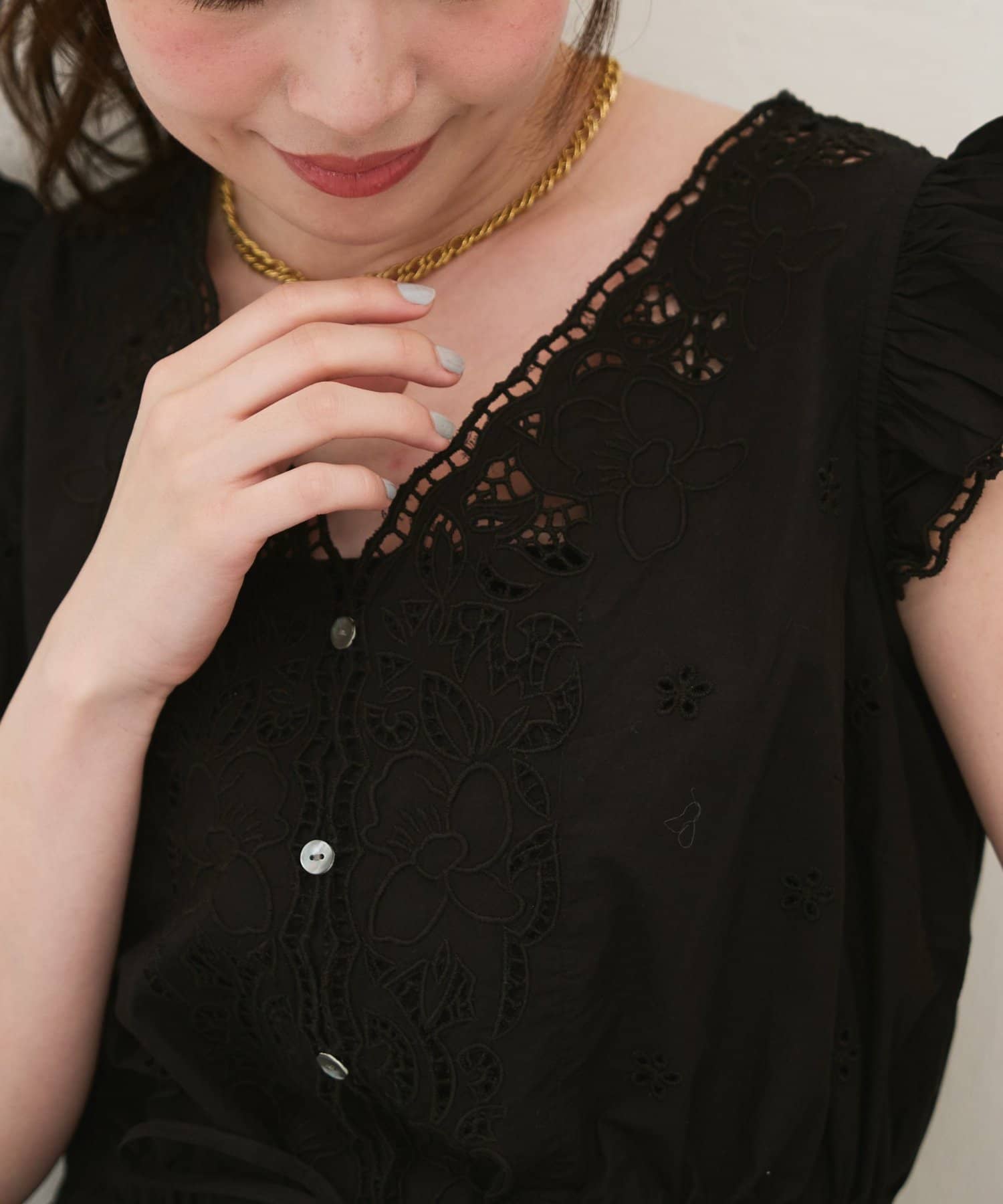 La boutique BonBon(ラブティックボンボン) カットワーク刺繍ブラウス