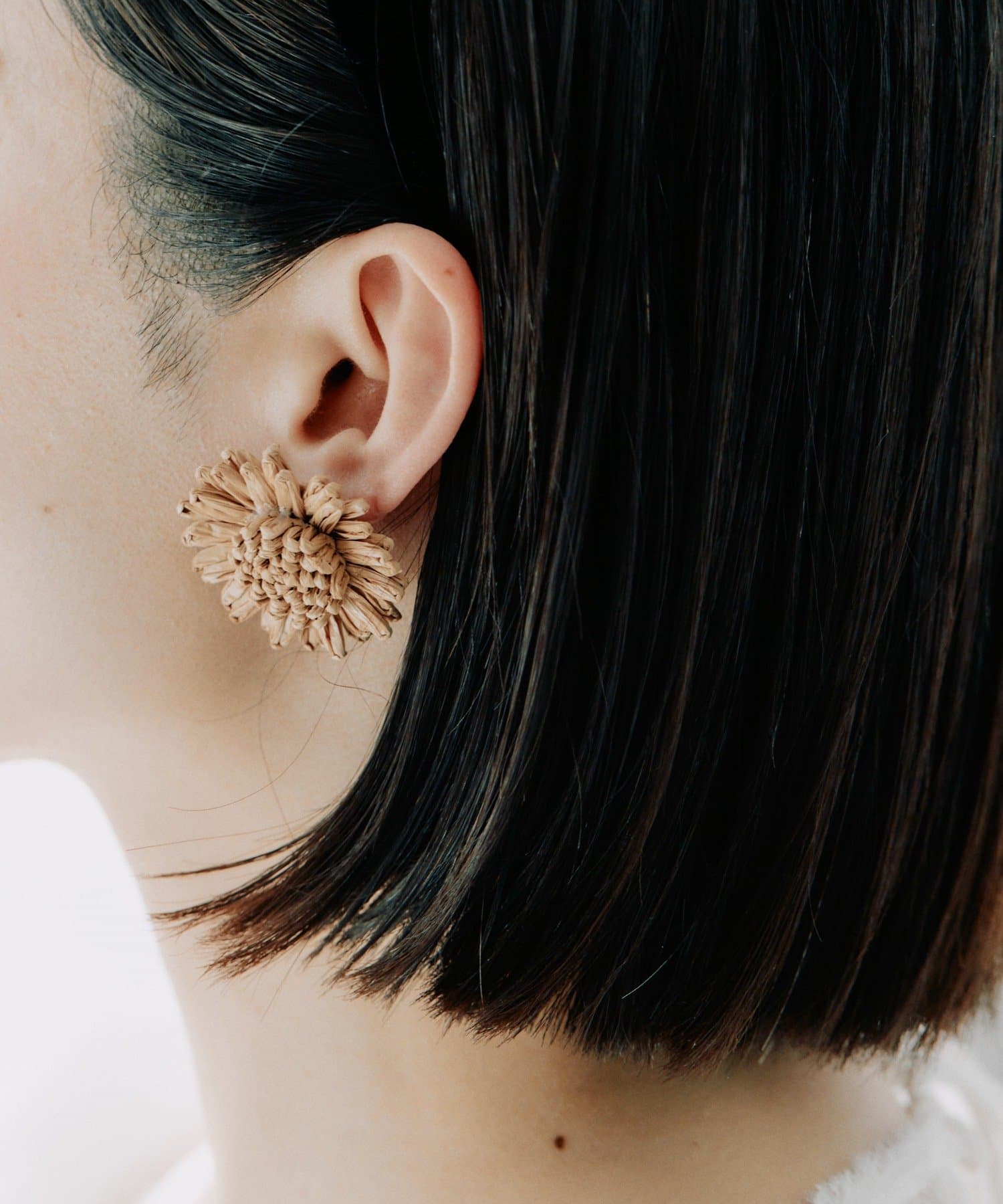 ear PAPILLONNER(イア パピヨネ) ラタンフラワーピアス
