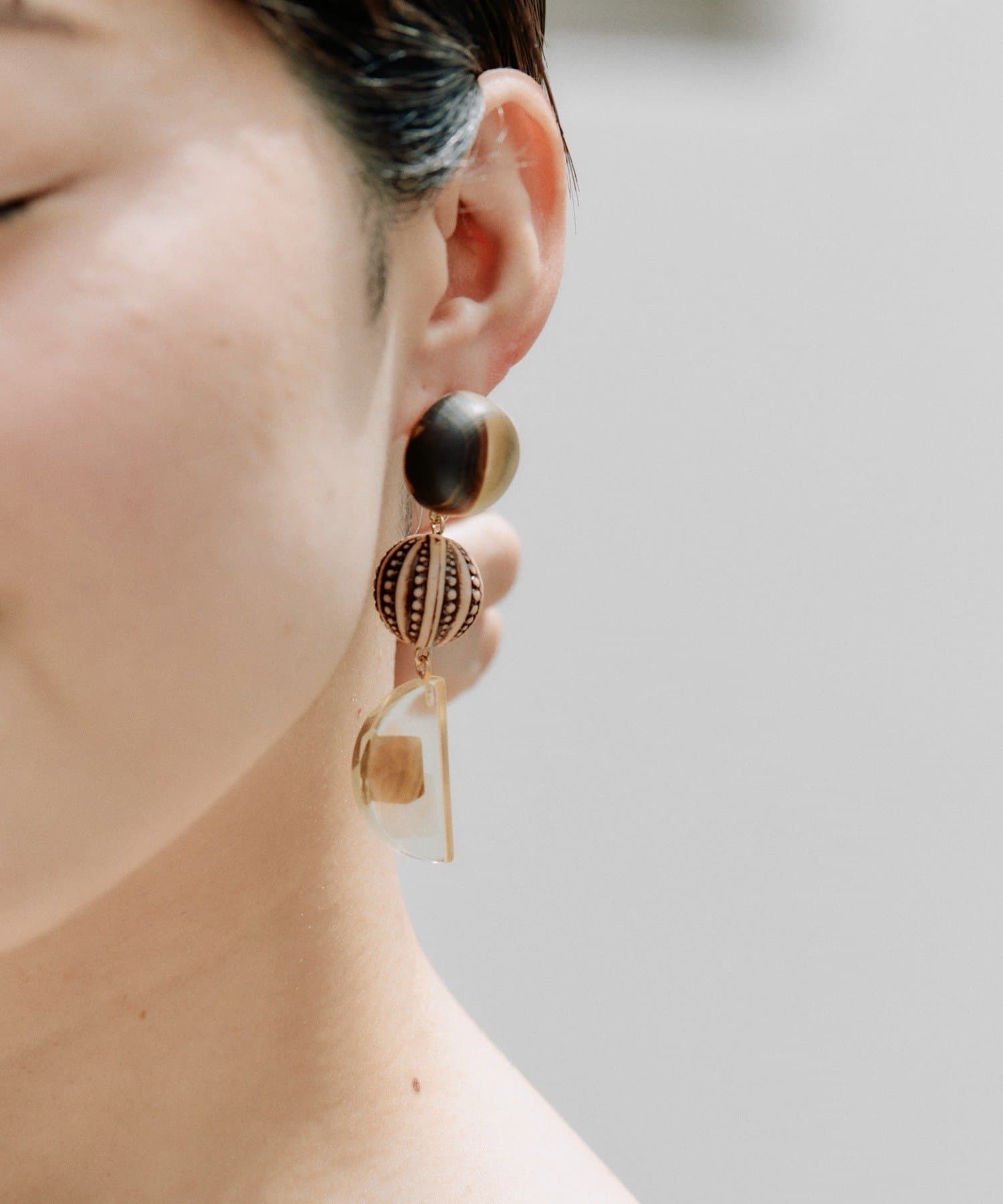 ear PAPILLONNER(イア パピヨネ) 《チタンポスト》ブラウンスリー樹脂パーツピアス