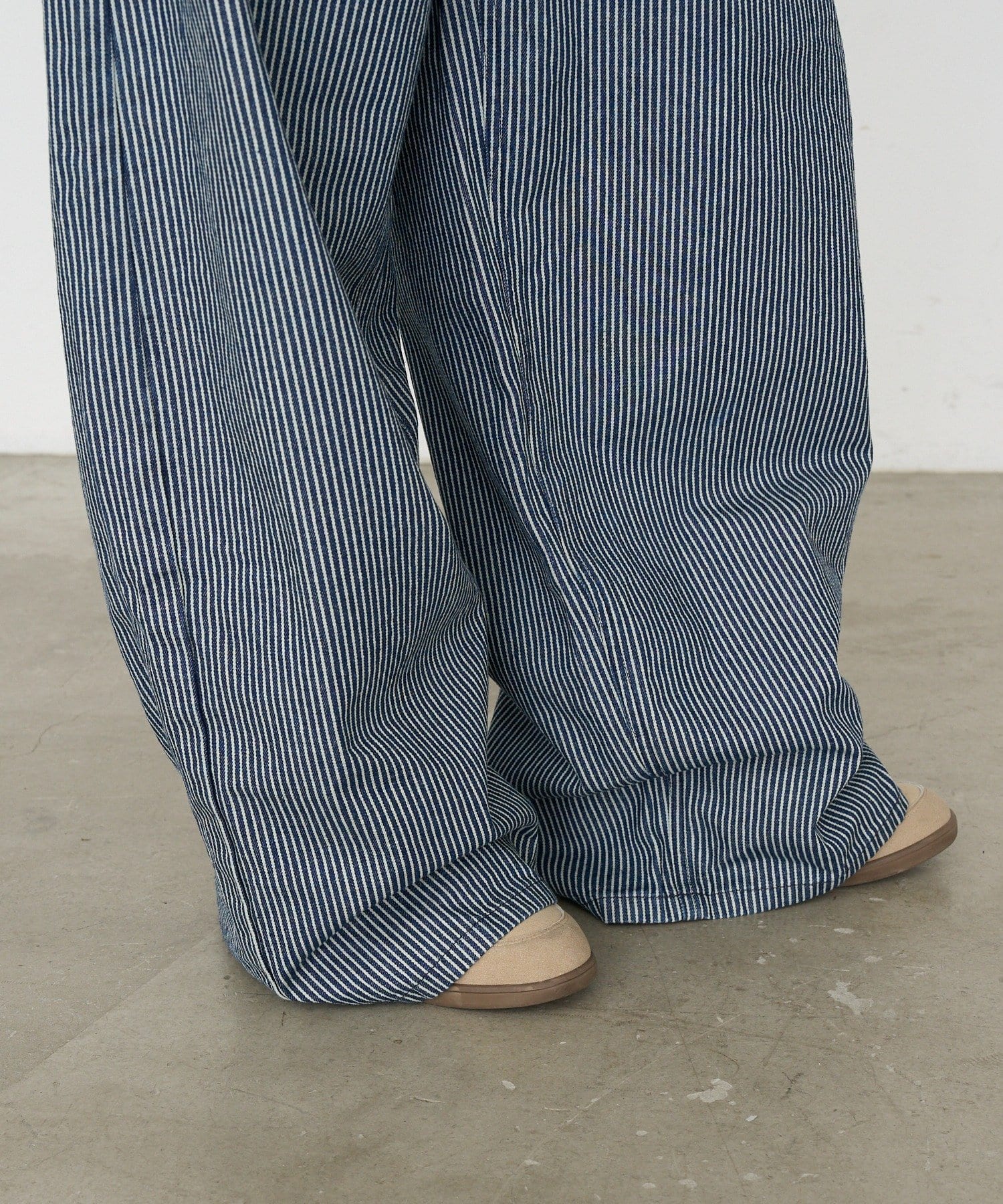 RAY CASSIN(レイカズン) 【2サイズ展開/体型カバー】ダメージ折り返しワイドデニムパンツ