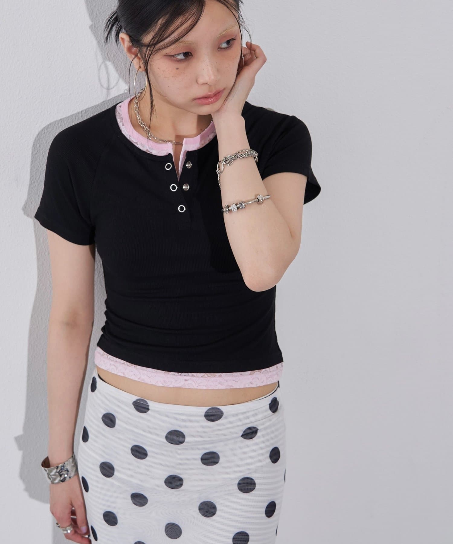WHO’S WHO gallery(フーズフーギャラリー) レースレイヤードリングドットヘンリーTEE
