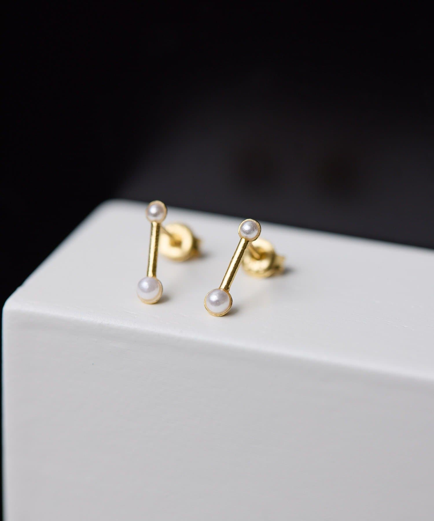 ear PAPILLONNER(イア パピヨネ) 《スターリングシルバー使用》バーパールピアス