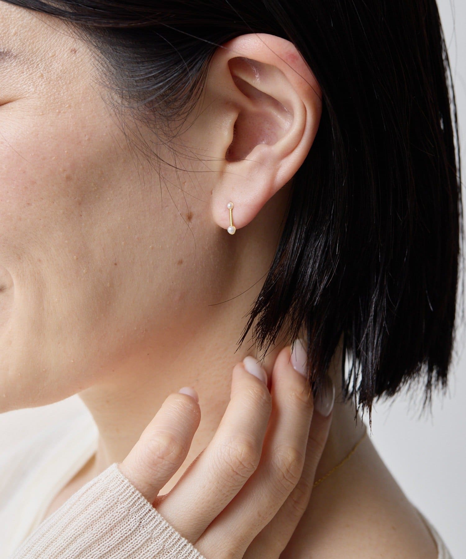 ear PAPILLONNER(イア パピヨネ) 《スターリングシルバー使用》バーパールピアス
