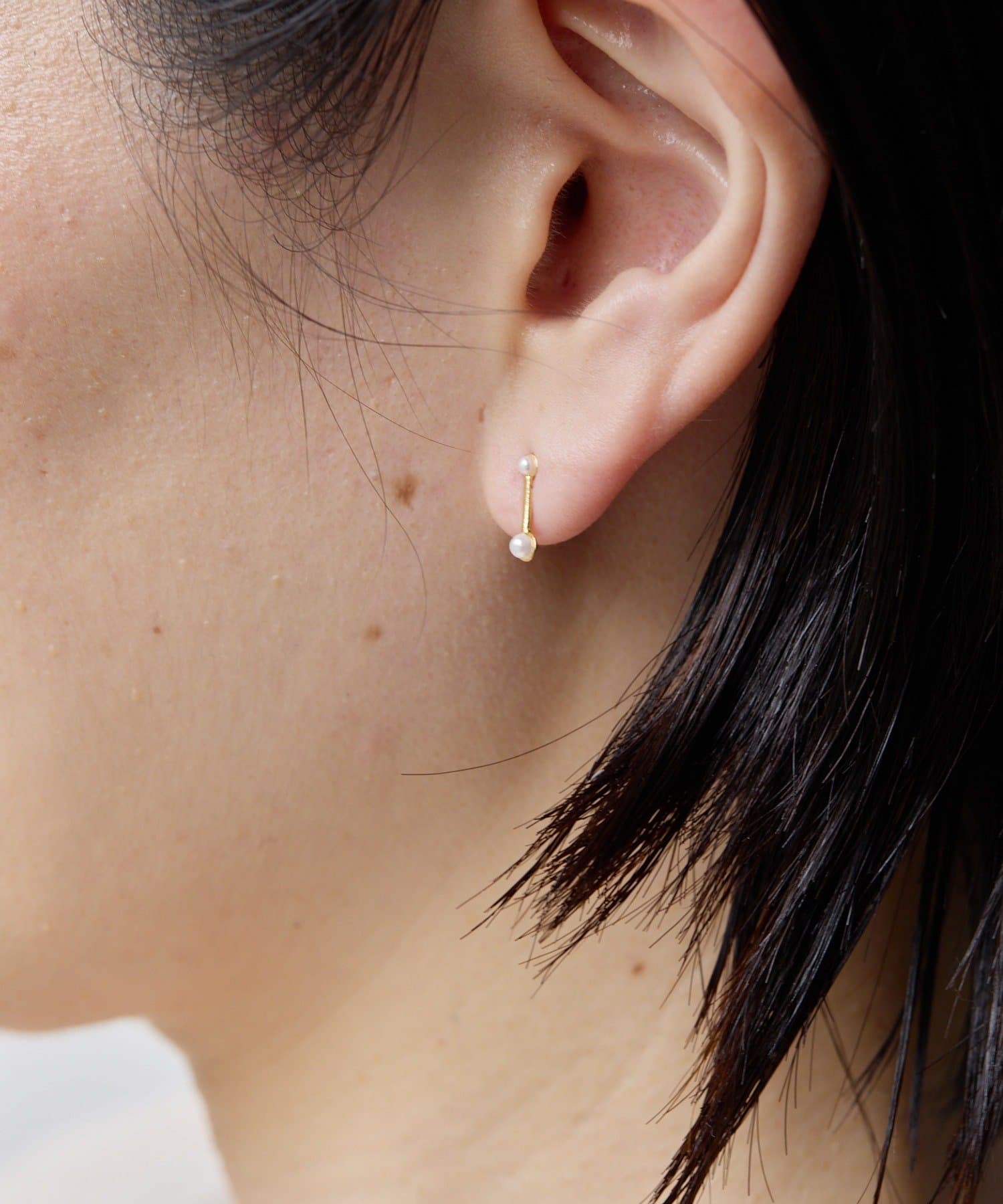 ear PAPILLONNER(イア パピヨネ) 《スターリングシルバー使用》バーパールピアス
