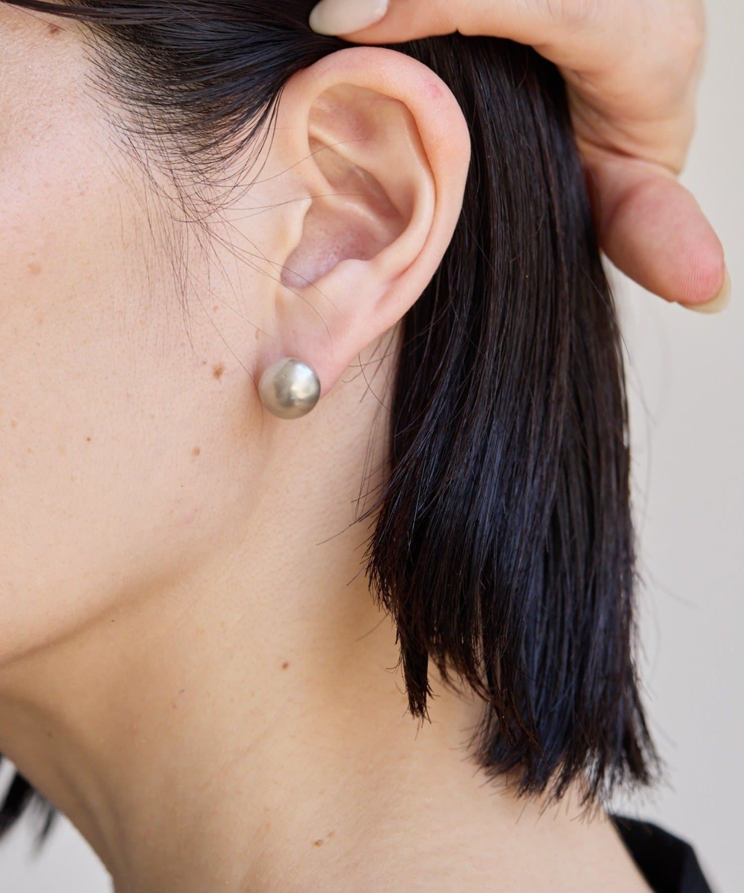 ear PAPILLONNER(イア パピヨネ) 《チタンポスト》封入パールポストピアス