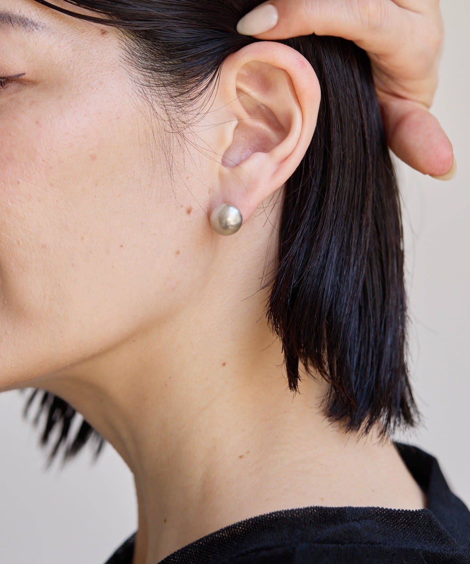 ear PAPILLONNER(イア パピヨネ) 《チタンポスト》封入パールポストピアス