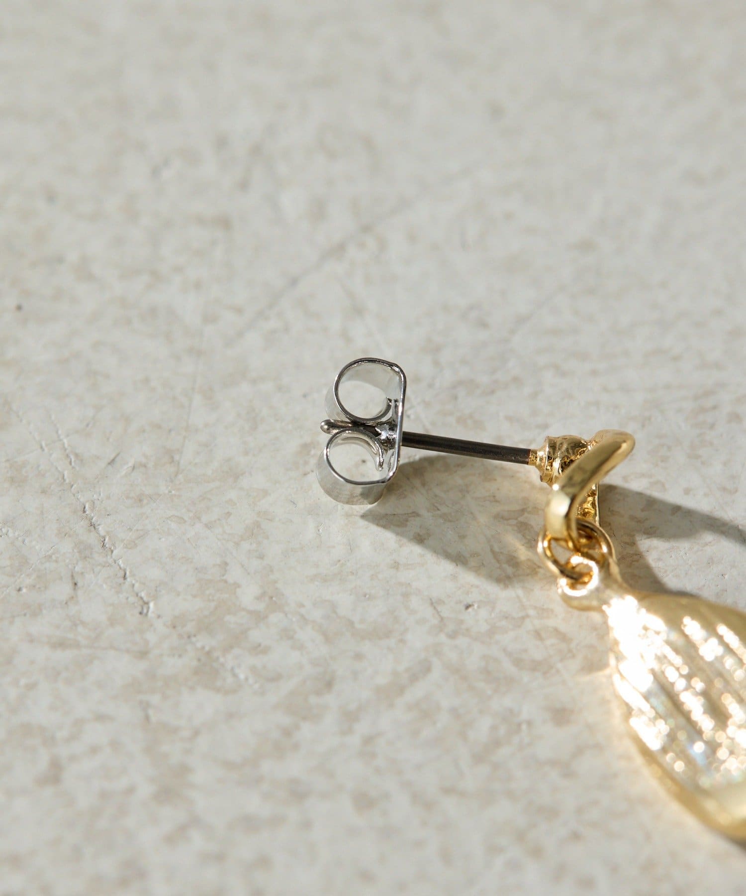 ear PAPILLONNER(イア パピヨネ) カラー雫ドロップピアス