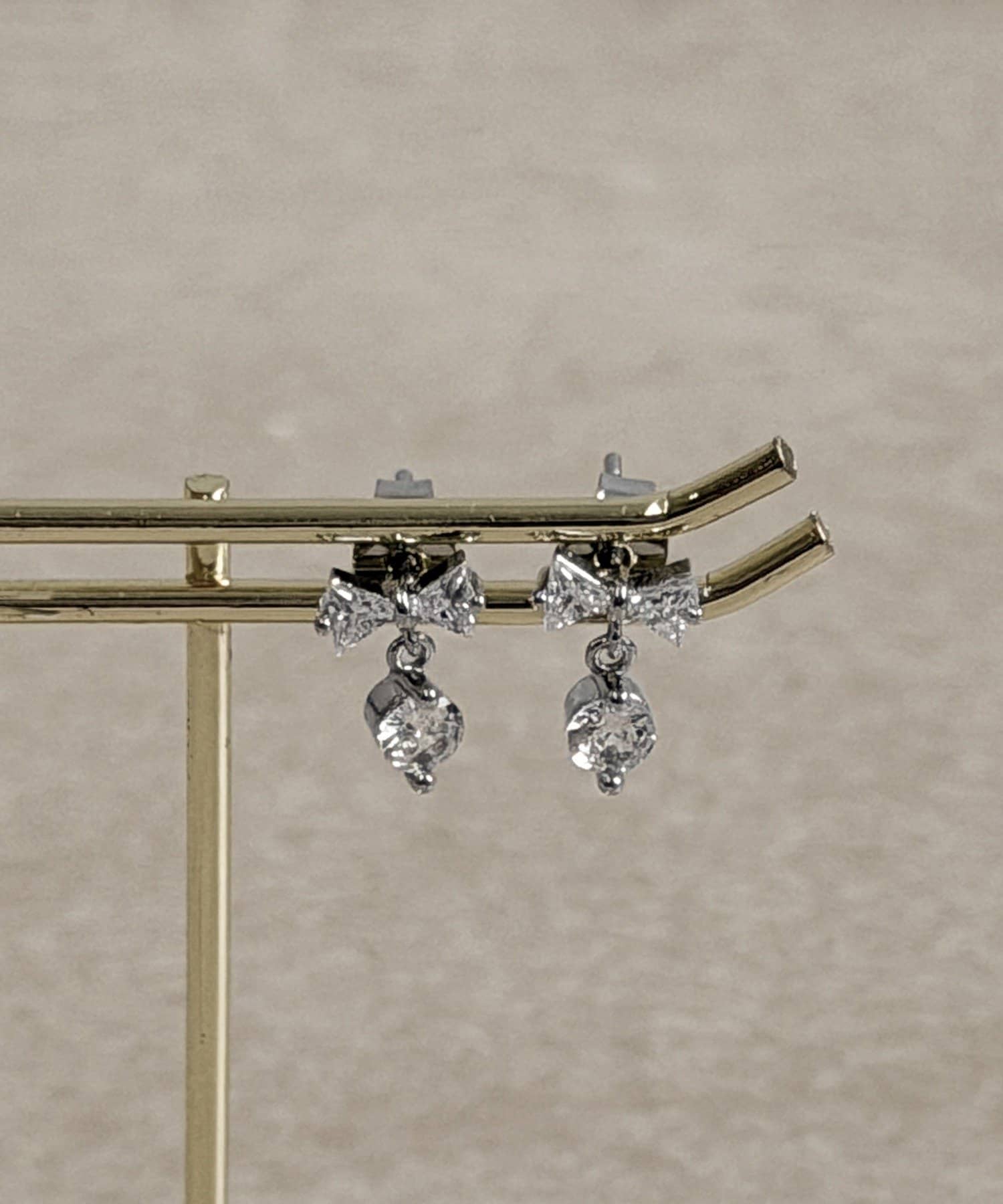 3COINS(スリーコインズ) リボンキラキラピアス