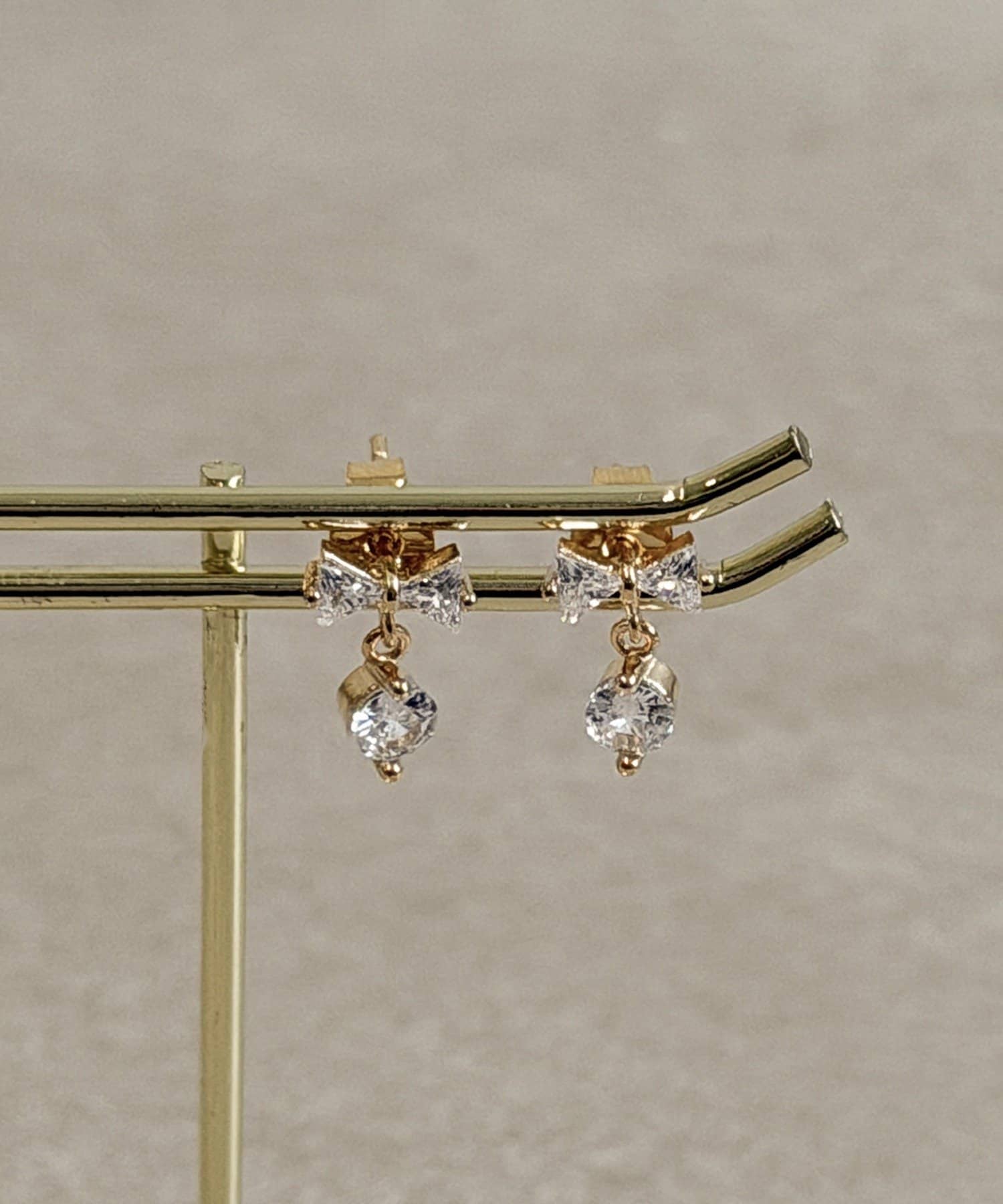3COINS(スリーコインズ) リボンキラキラピアス