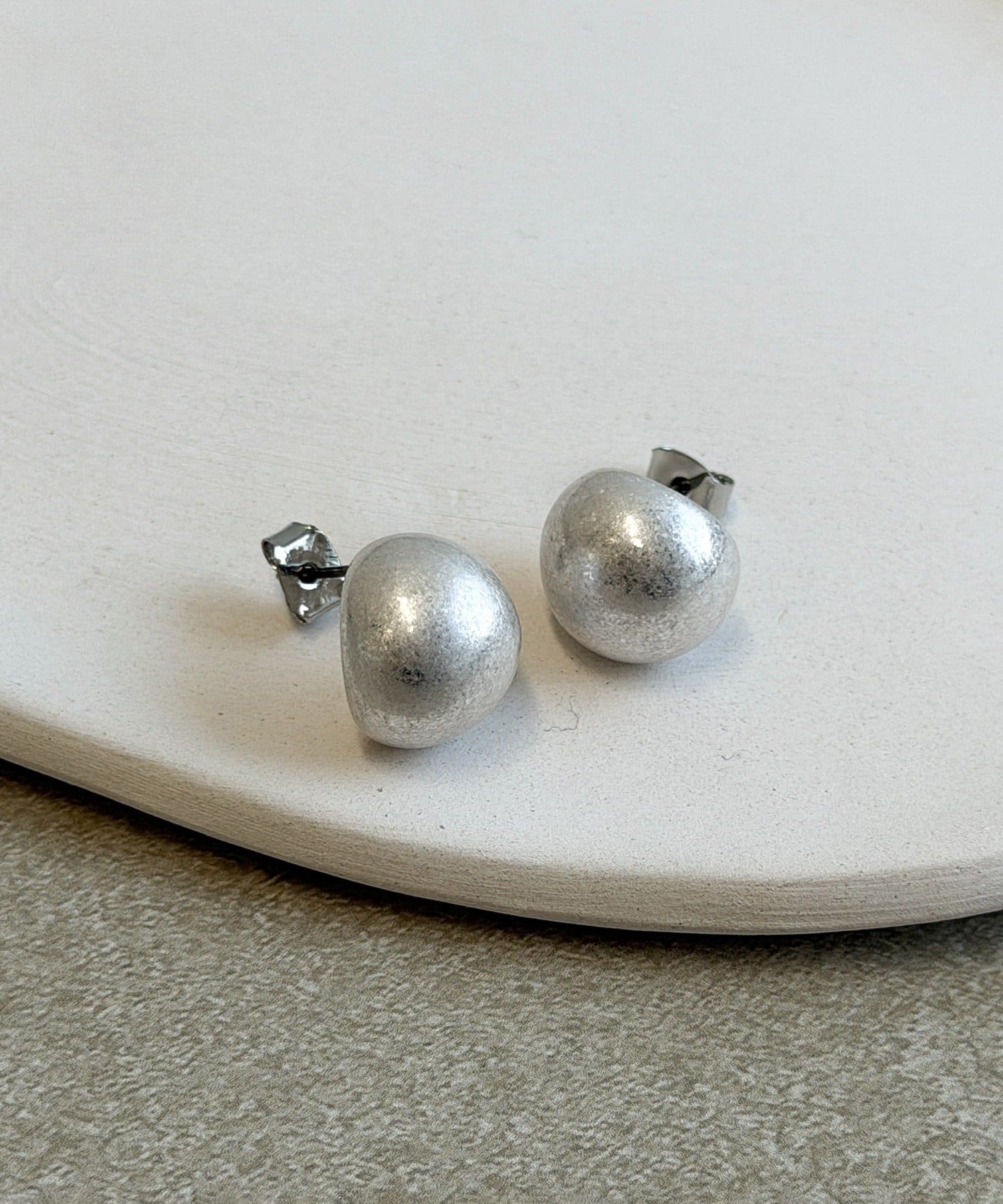 3COINS(スリーコインズ) ヴィンテージ加工メタルピアス