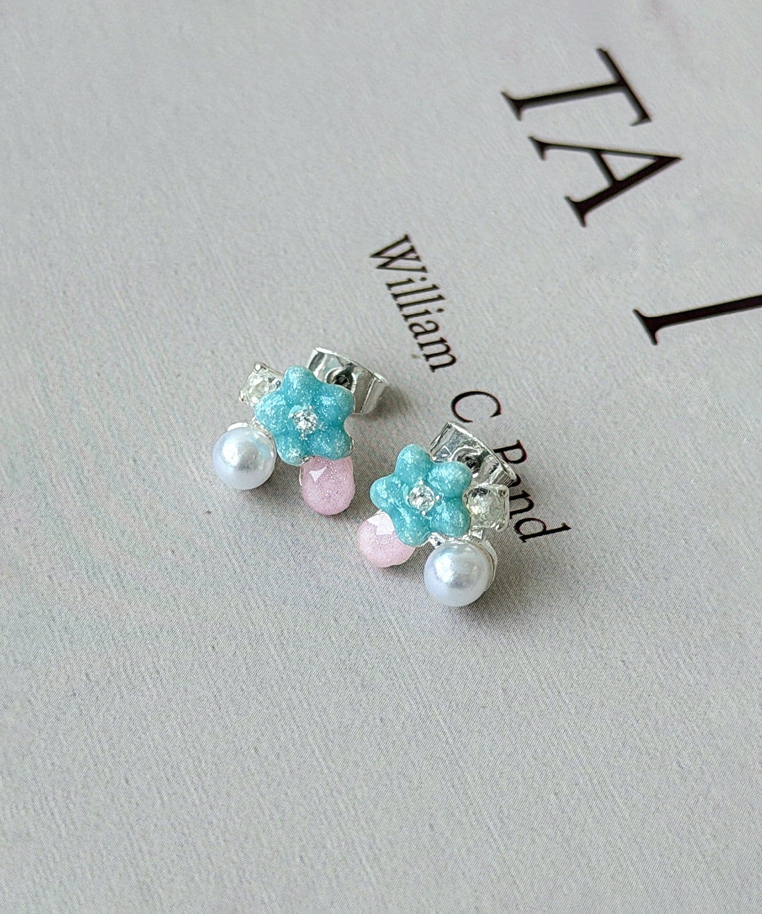 3COINS(スリーコインズ) カラーフラワーパールピアス
