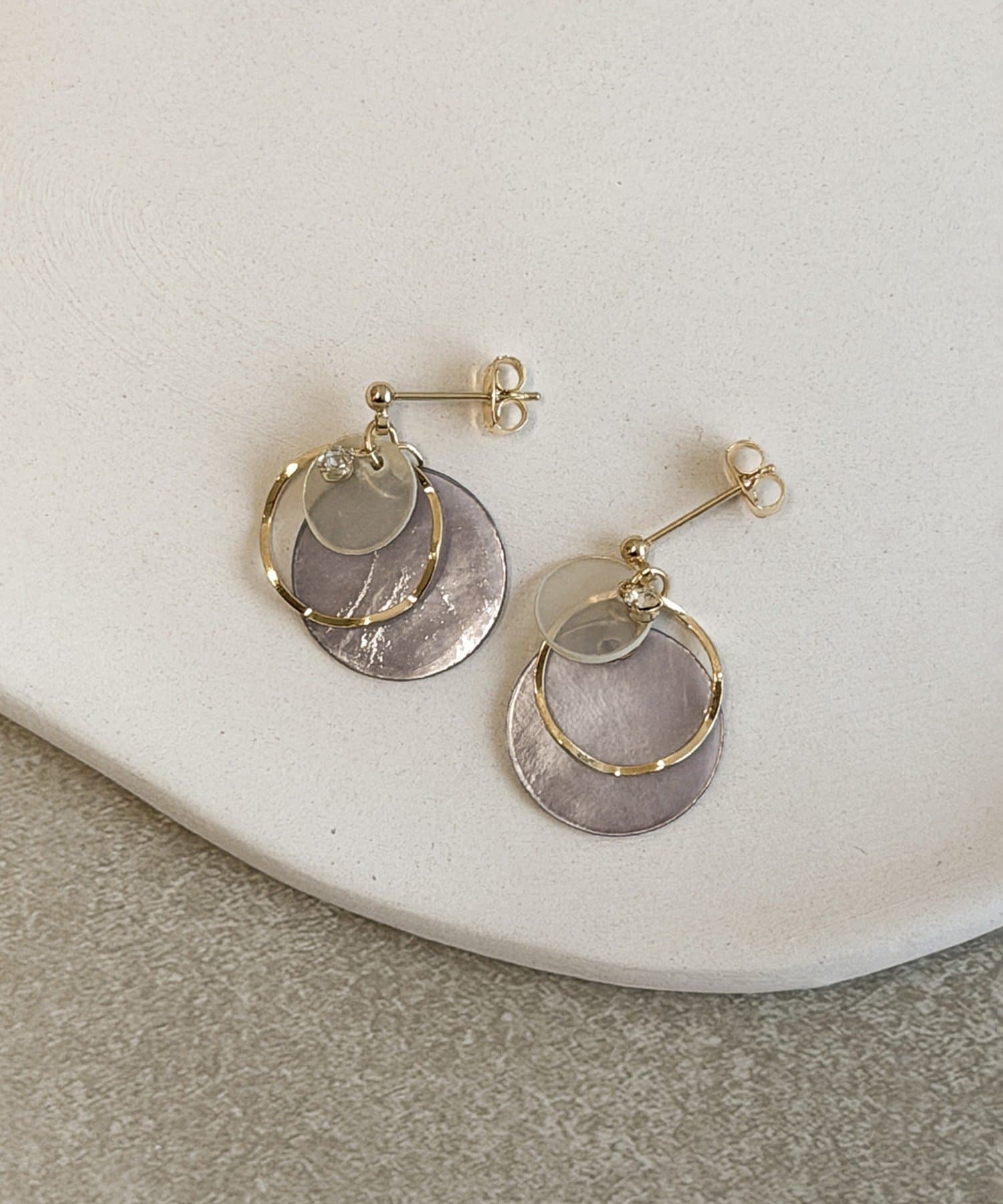 3COINS(スリーコインズ) シェルラウンドメタルピアス