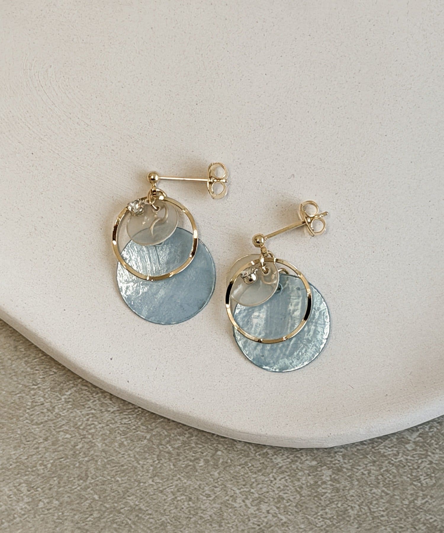 3COINS(スリーコインズ) シェルラウンドメタルピアス