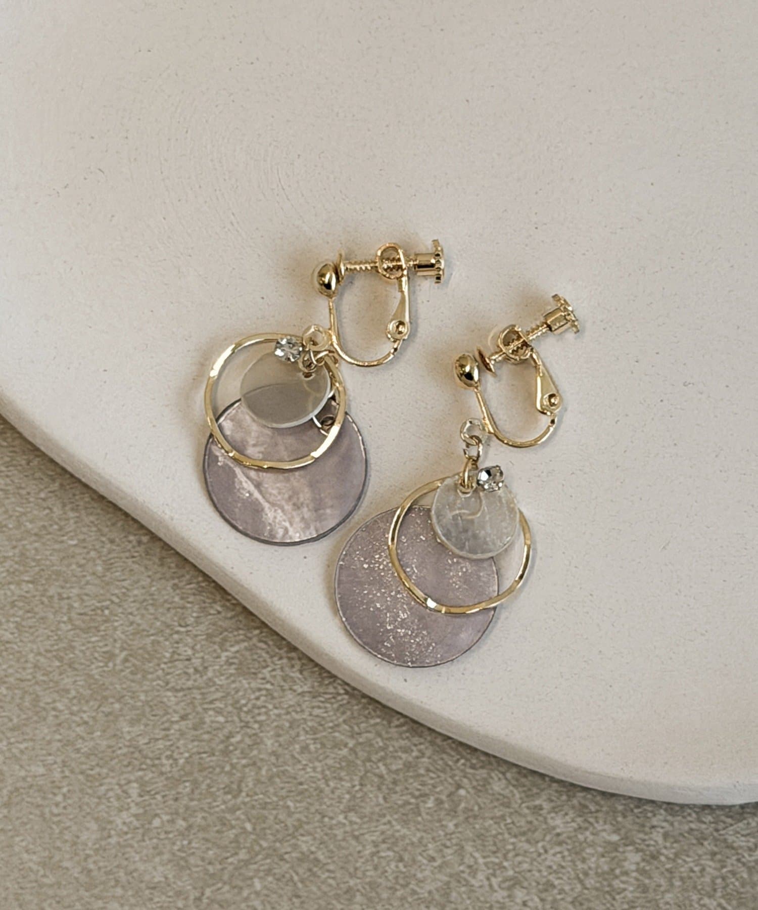 3COINS(スリーコインズ) シェルラウンドメタルイヤリング