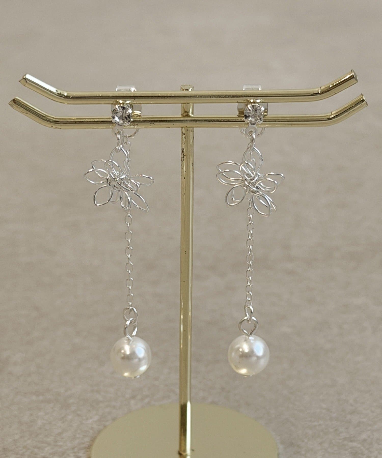 3COINS(スリーコインズ) ラインフラワーパールピアス