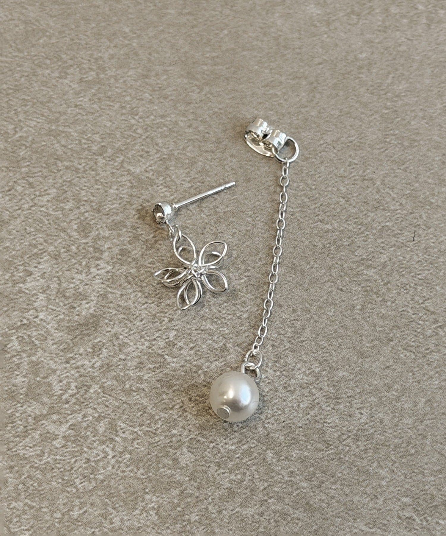 3COINS(スリーコインズ) ラインフラワーパールピアス