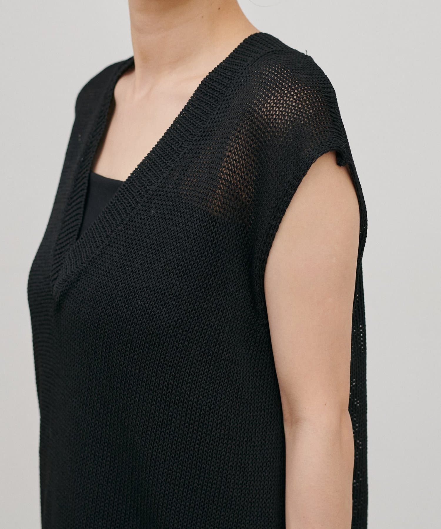 LARUTA(ラルータ) ［WEB限定］ドライタッチシアーVネックノースリ